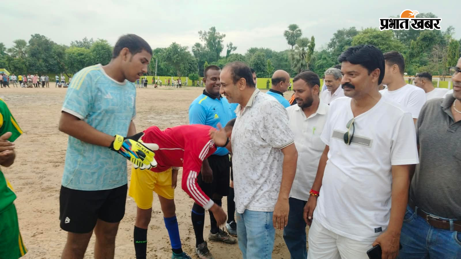खिलाड़ियों से परिचय प्राप्त करते अतिथि एवं खिलाड़ियों के साथ अतिथि | Prabhat Khabar Network