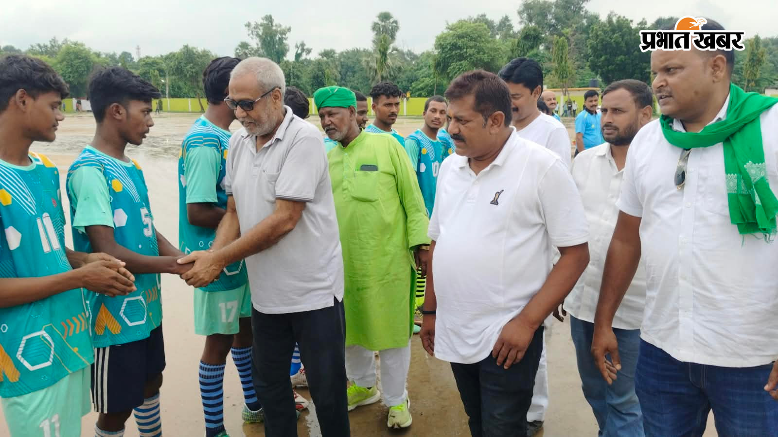खिलाड़ियों से परिचय प्राप्त करते अतिथि एवं खिलाड़ियों के साथ अतिथि | Prabhat Khabar Network