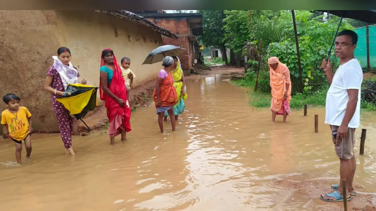 बेंगाबाद में मूसलाधार बारिश से जनजीवन अस्त-व्यस्त, कच्चा मकान गिरा; सड़कें जलमग्न