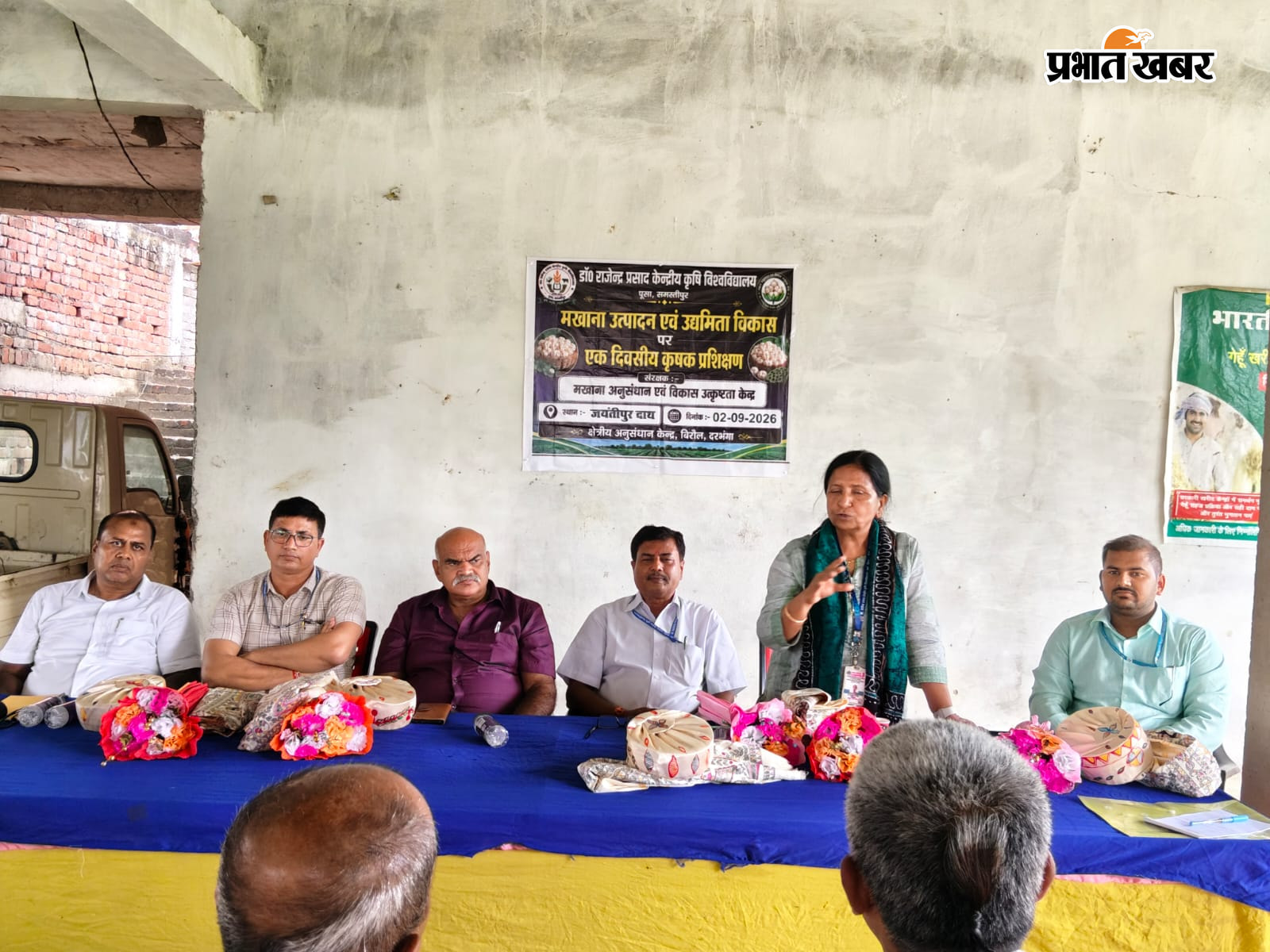 जयंतीपुर दाथ के ग्रामीण हाट में मखाना उत्पादन पर एक दिवसीय प्रशिक्षण आयोजित,दीप प्रज्वलित करते   | Prabhat Khabar Network