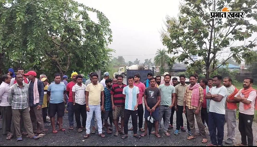 वेतन कटौती और अनियमित भुगतान को लेकर वाहन चालकों का हंगामा, वार्ता के बाद काम पर लौटे