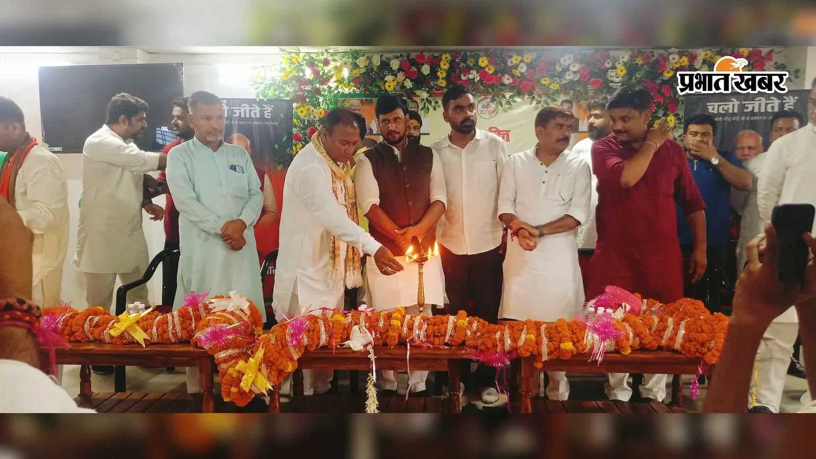 बक्सर पहुंचे BJYM प्रदेश अध्यक्ष जितेंद्र सिंह, JCB से हुई पुष्पवर्षा; बोले- युवाओं के दम पर बनेगा विकसित भारत