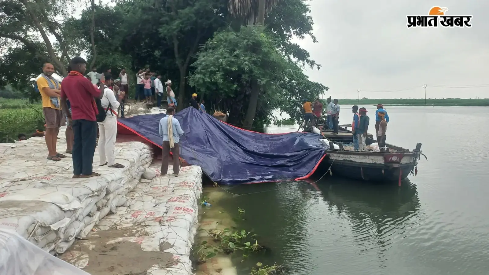 बछवाड़ा में फिर जमींदारी बांध से रिसाव, गंगा का जलस्तर बढ़ने से किसानों की बढ़ी चिंता