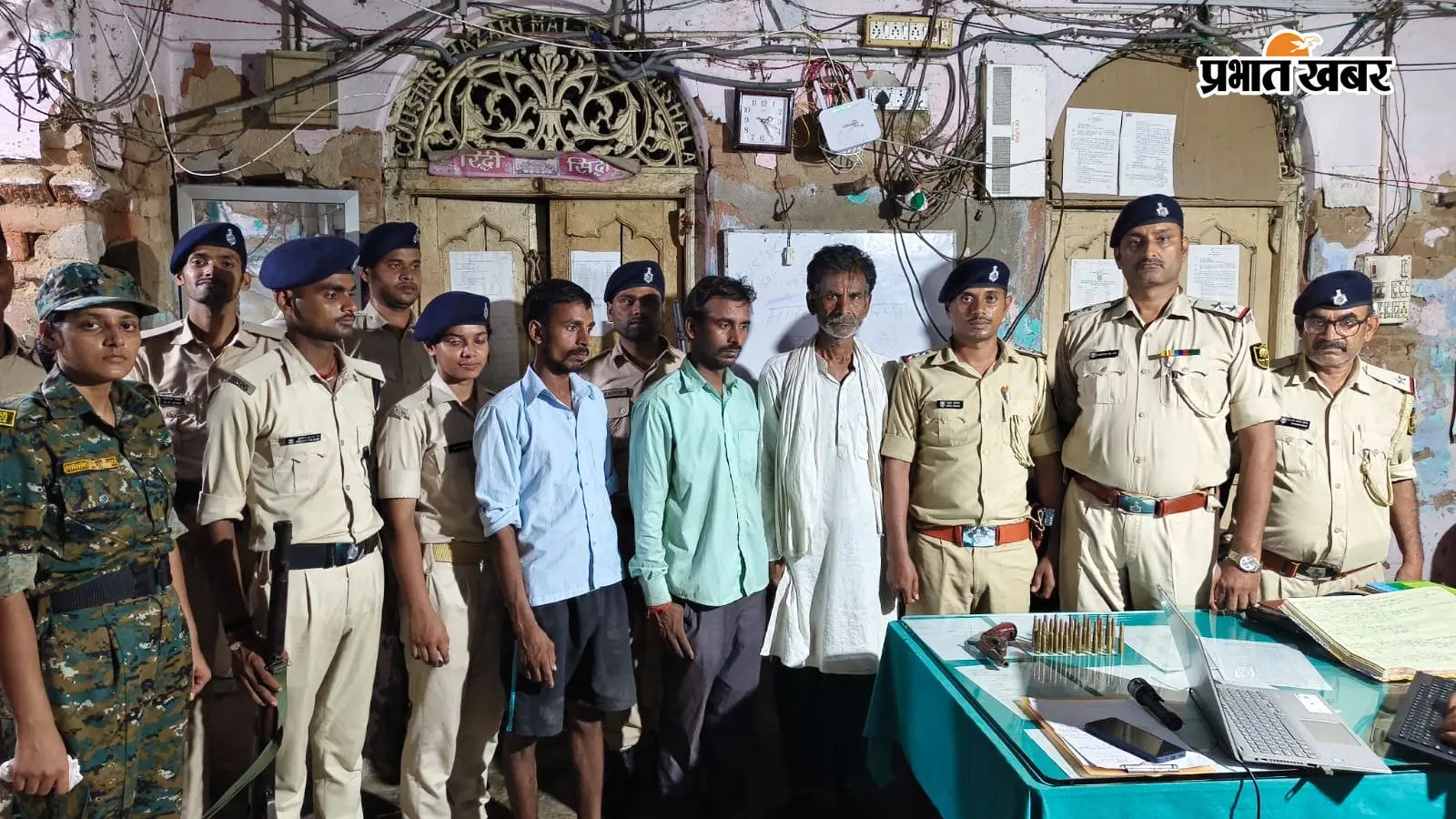 पटना: पुलिस की घेराबंदी देख छत से कूदकर एक आरोपी फरार, घर से कट्टा व 21 कारतूस बरामद, तीन धराए