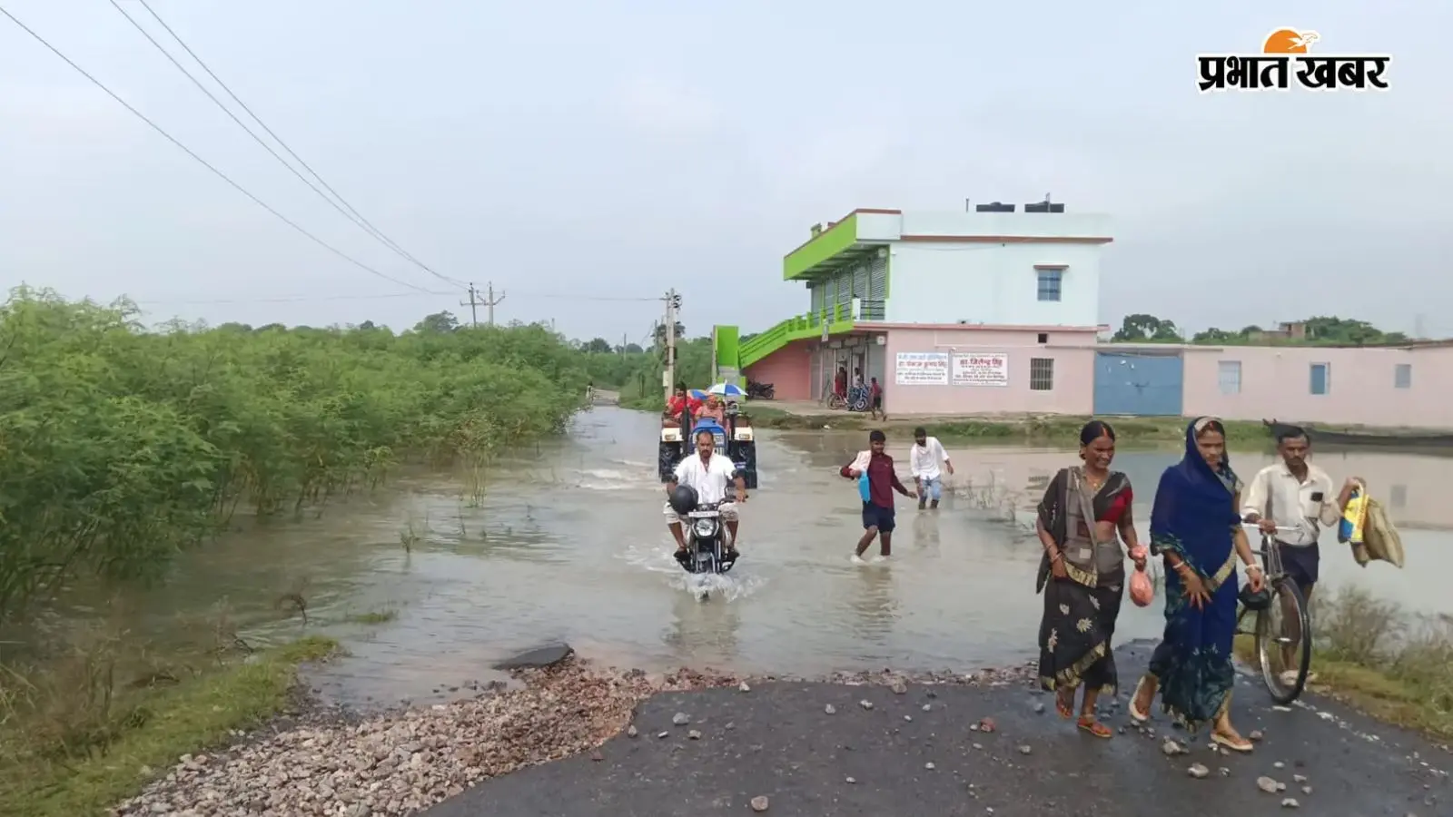 बलिया में गंगा का जलस्तर बढ़ने से बाढ़ का खतरा, कई गांव पानी से घिरे