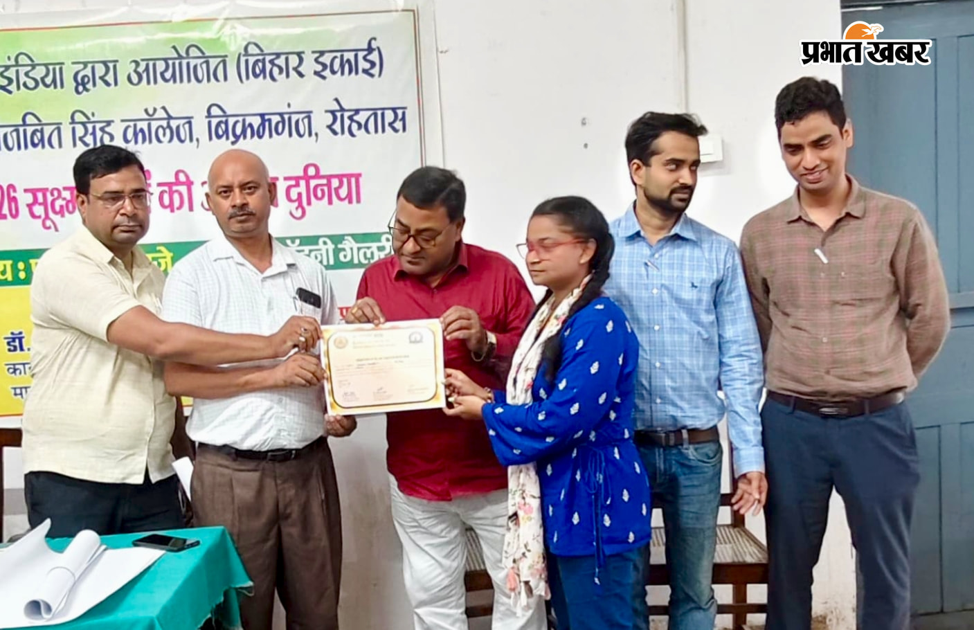 प्रतियोगिता का सम्मान पाती छात्रा की तस्वीर | Prabhat Khabar Network