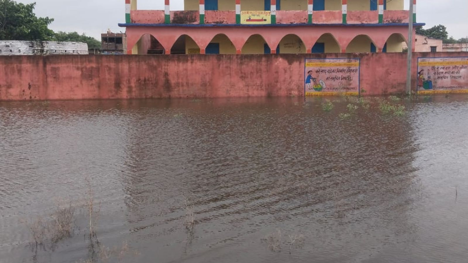 बाढ़ के पानी में डूबा स्कूल