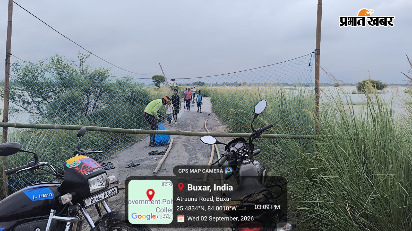 1. गंगा का जलस्तर 2. सिमरी में ग्रामीणों को मुहैया कराई गई नाव 3.जायजा लेते सिमरी सीओ 4.इटाढ़ी में बेरिकेडिंग  | Prabhat Khabar Network