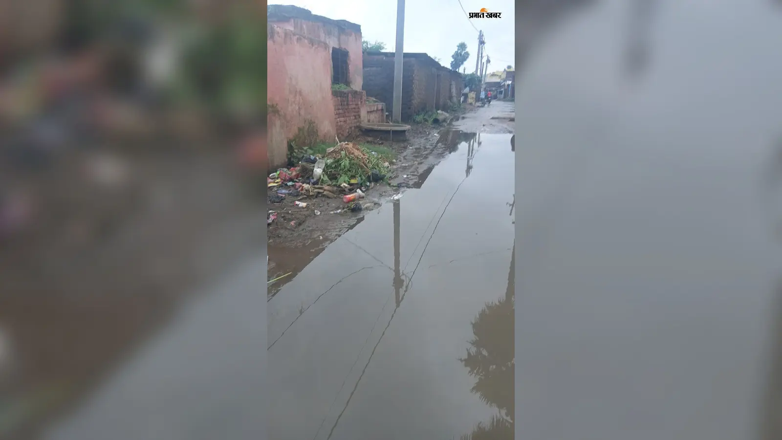 मुंगेर के तारापुर में दो दिनों की बारिश ने खोल दी विकास की पोल, सड़कें बनीं तालाब, घुटनों तक पानी में चलने को मजबूर लोग