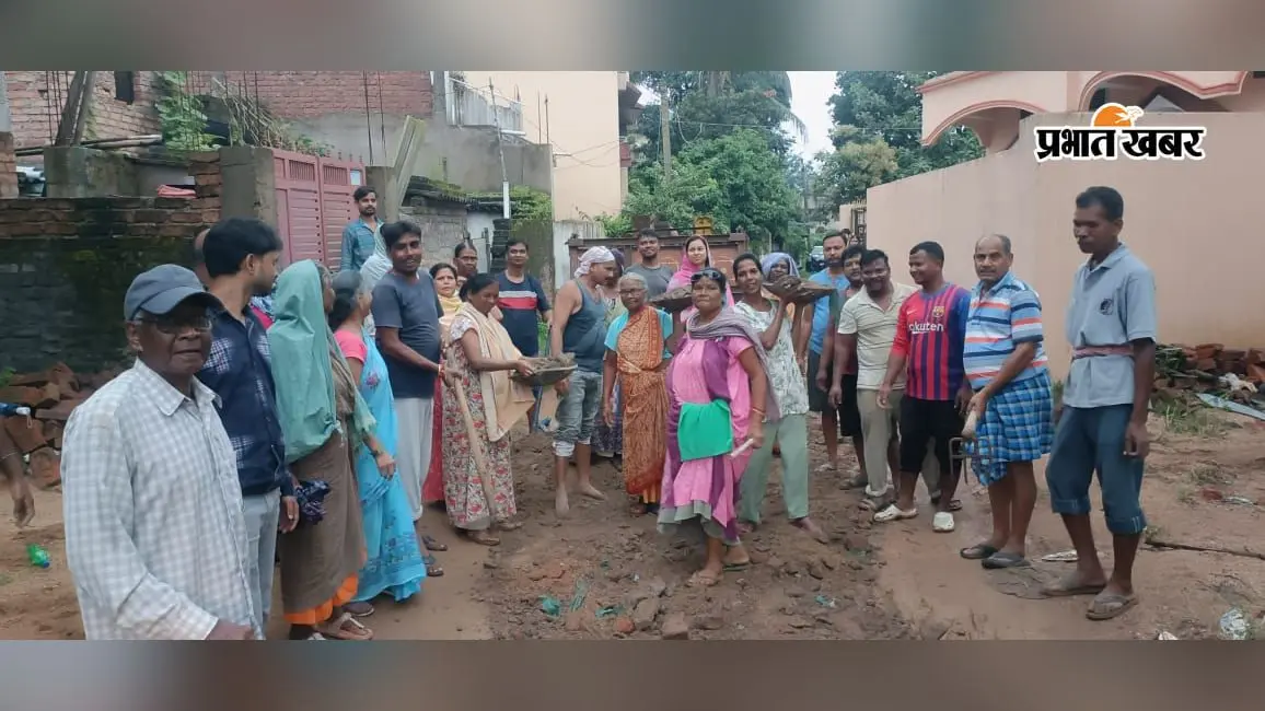 जब सड़क पर चलना हुआ मुश्किल तो सरकारी मदद का इंतजार छोड़ खुद जुटे ग्रामीण