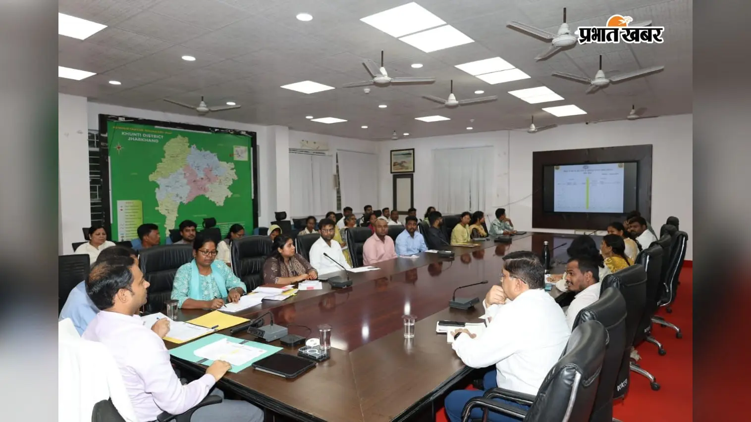 खूंटी में सरकारी योजनाओं की समीक्षा, डीसी ने कहा- लापरवाही मिली तो नहीं बख्शेंगे