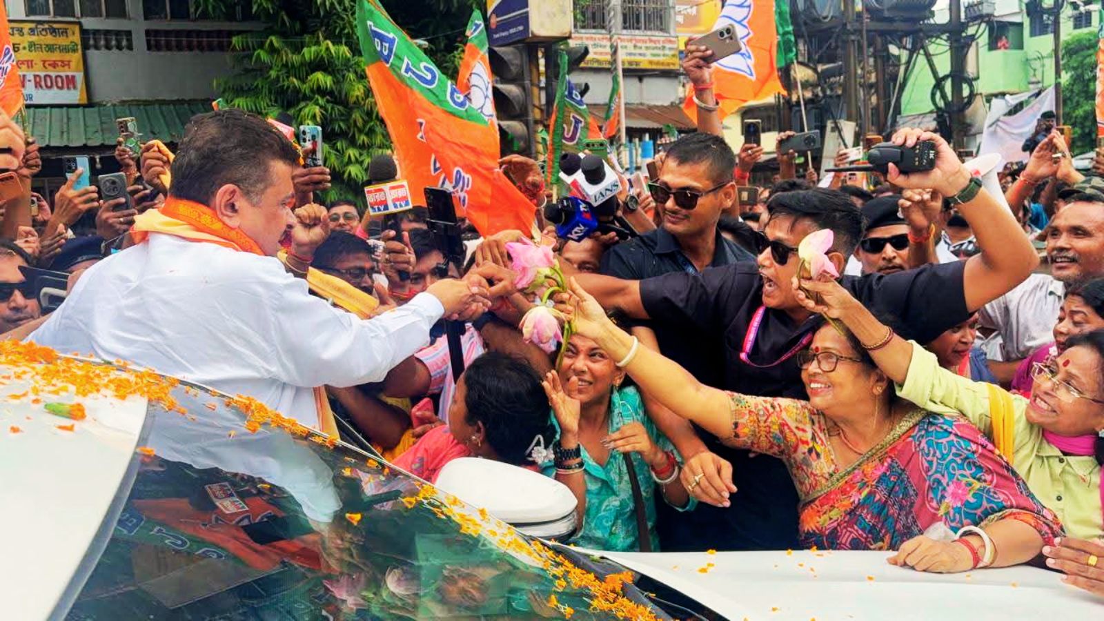 हाथ मिलाने की भी मची थी होड़