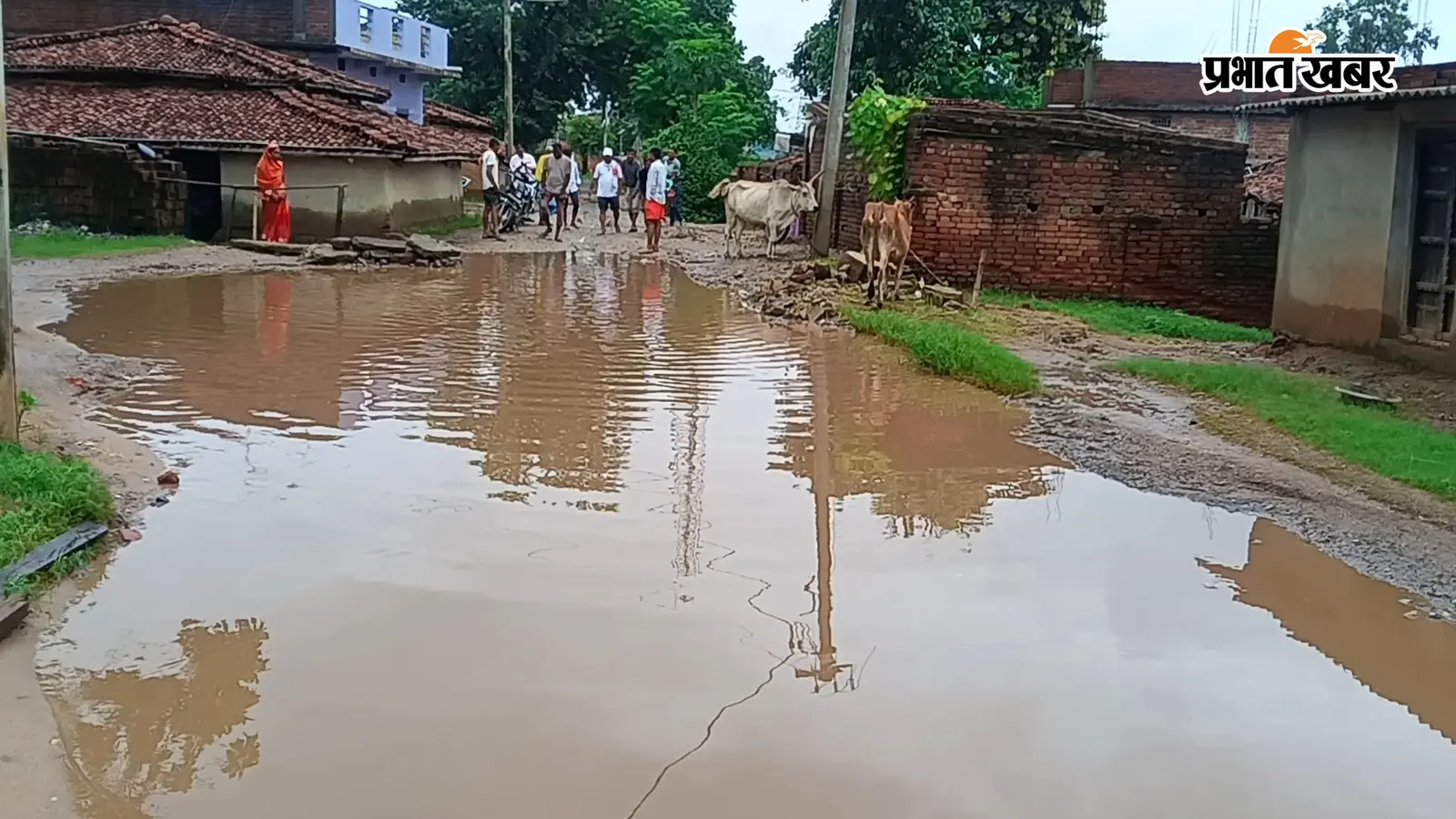 लातेहार में बारिश से प्रधानमंत्री ग्रामीण सड़क बदहाल, जगह-जगह बने गड्ढे