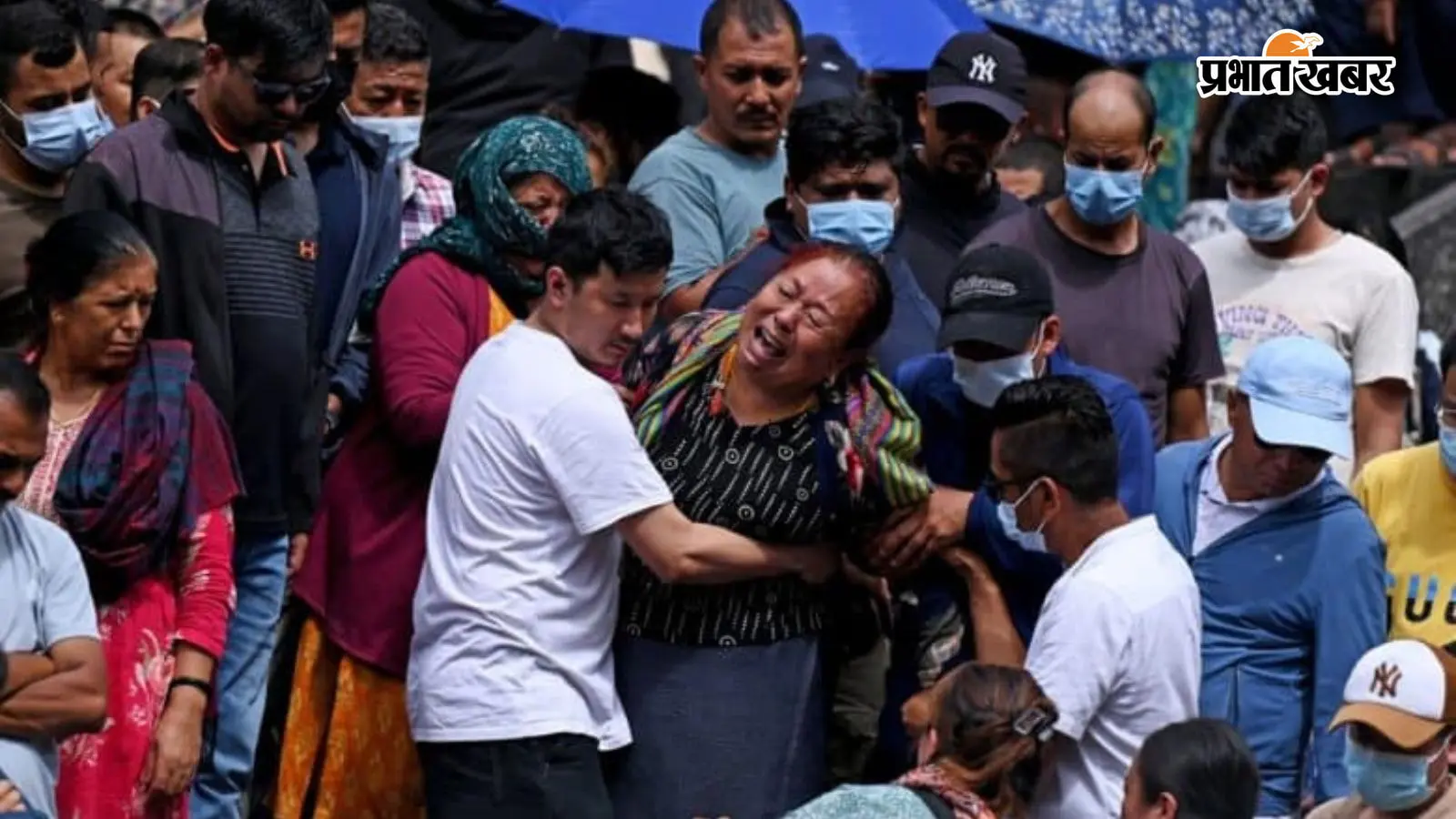 नेपाल में विनाशकारी बाढ़ और भूस्खलन ने तबाही मचाई है, जिसमें 1200 से ज्यादा लोगों की जान चली गई है. कई लापता लोगों के शव नहीं मिले हैं, जिसके चलते परिवारों को प्रतीकात्मक अंतिम संस्कार करना पड़ रहा है.