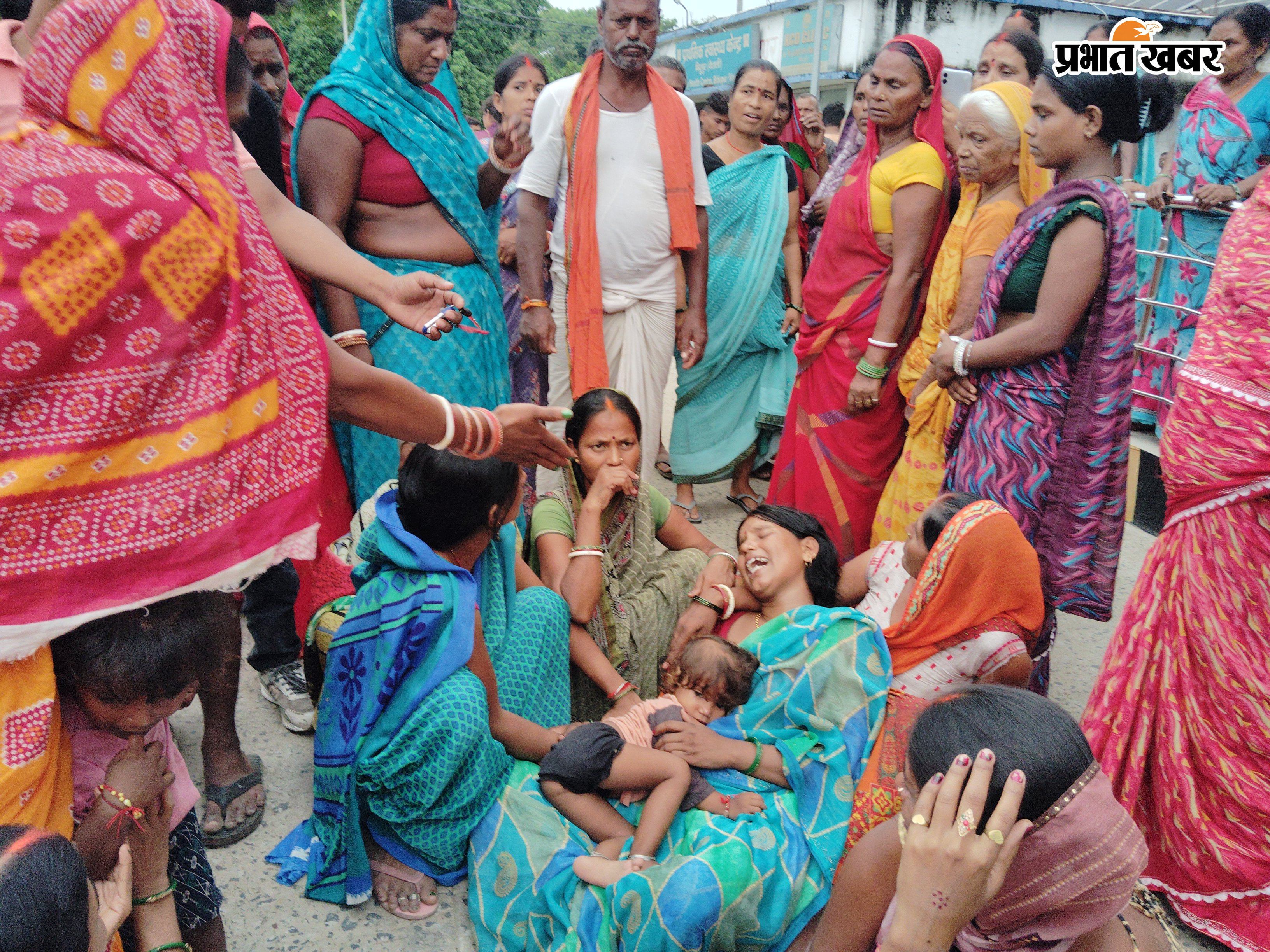 रोते बिलखते परिजन व जांच करती पुलिस व फाइल फोटो | Prabhat Khabar Network