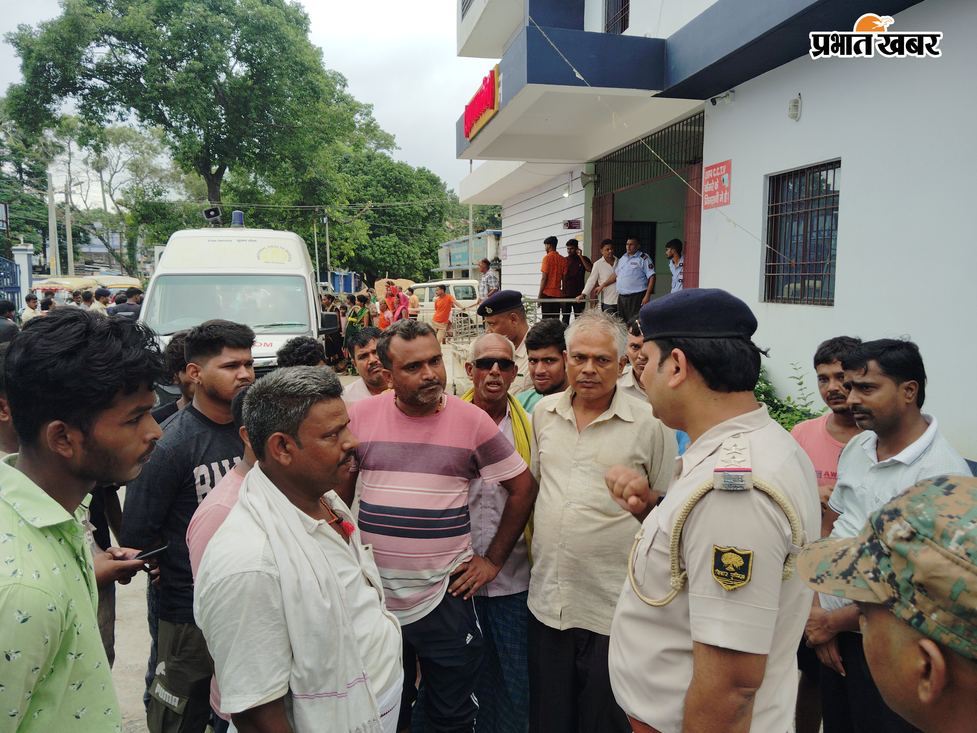 रोते बिलखते परिजन व जांच करती पुलिस व फाइल फोटो | Prabhat Khabar Network