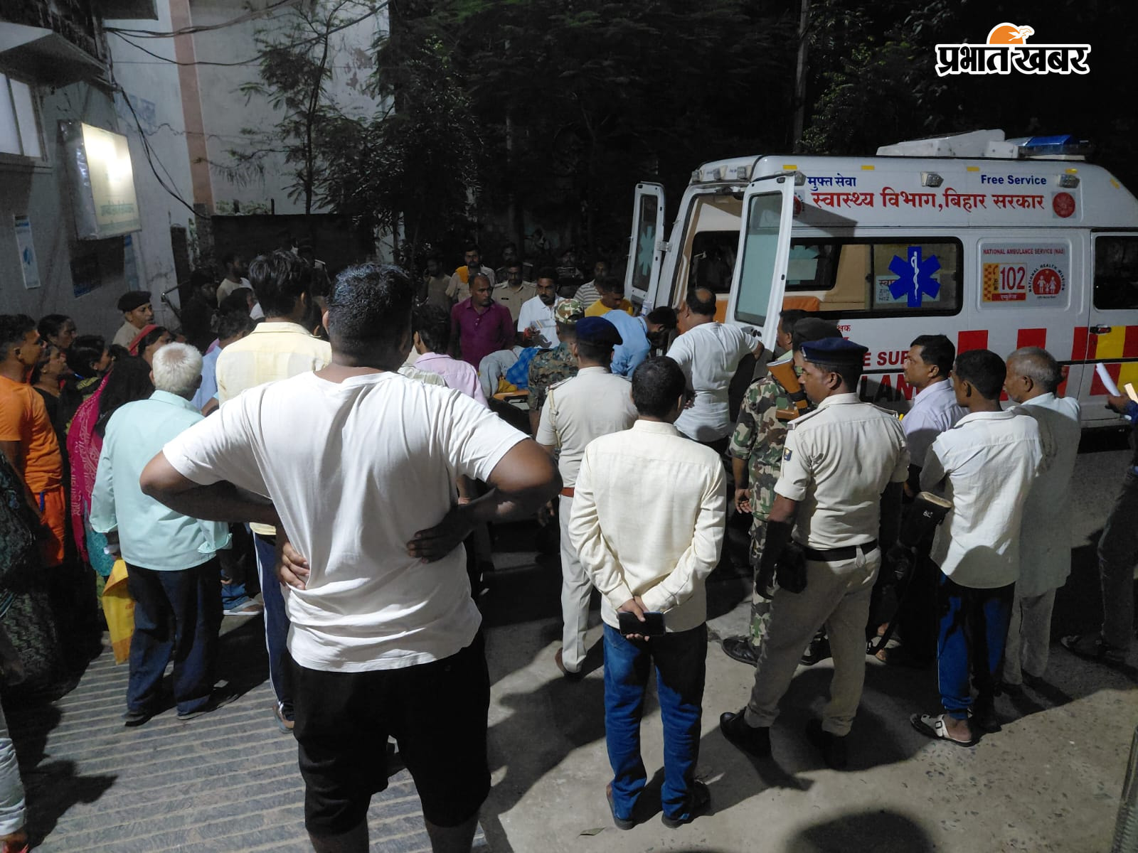 अस्पताल में घायलों का इलाज करते चिकित्सक .... एसडीपीओ ने घायलों का लिया जायजा | Prabhat Khabar Network