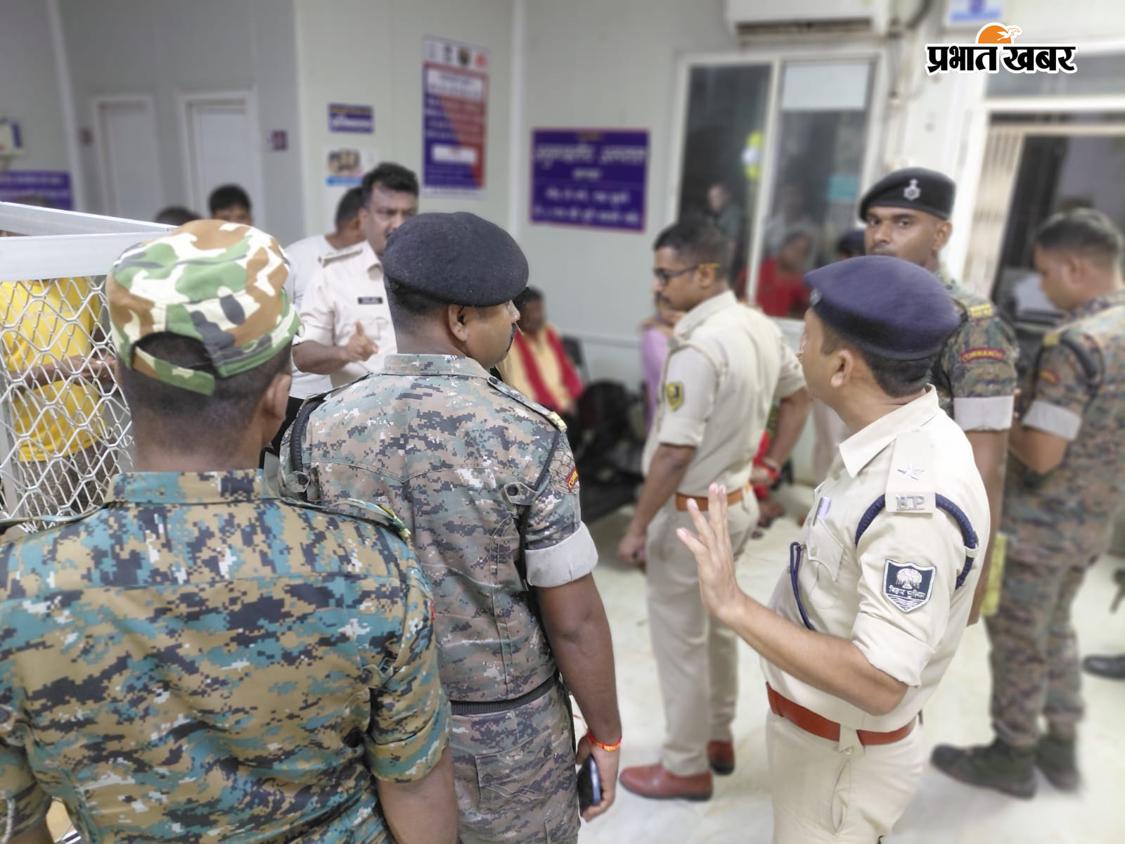 अस्पताल में घायलों का इलाज करते चिकित्सक .... एसडीपीओ ने घायलों का लिया जायजा | Prabhat Khabar Network