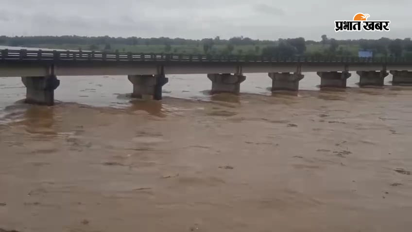 स्कूल परिसर में जमा पानी, अजय नदी में पानी का उफान | Prabhat Khabar Network