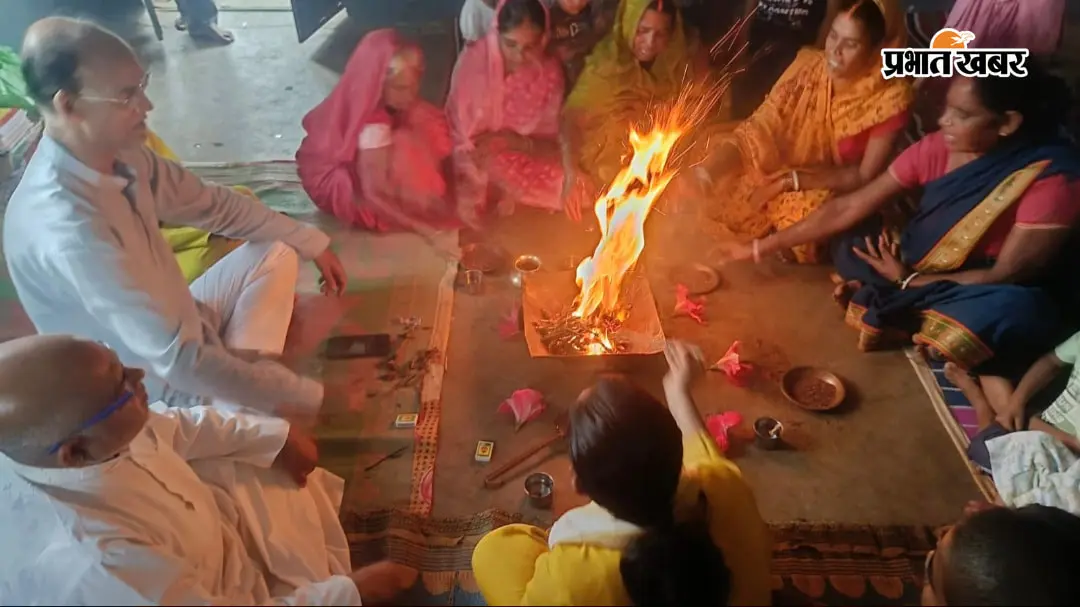 बदला गांव में प्रवचन और संगीत कार्यक्रम, बच्चों के बीच बांटी गयीं पाठ्य सामग्री