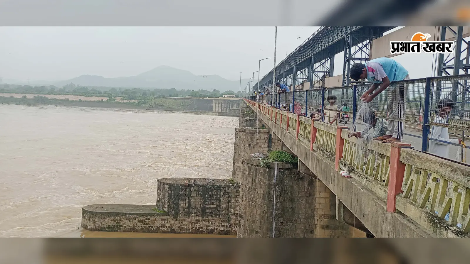नदी में जाने से रोका तो मछुआरों ने खोज निकाली अनोखी तरकीब, अब इस तरह पकड़ रहे मछली, आप भी देखकर रह जाएंगे हैरान...