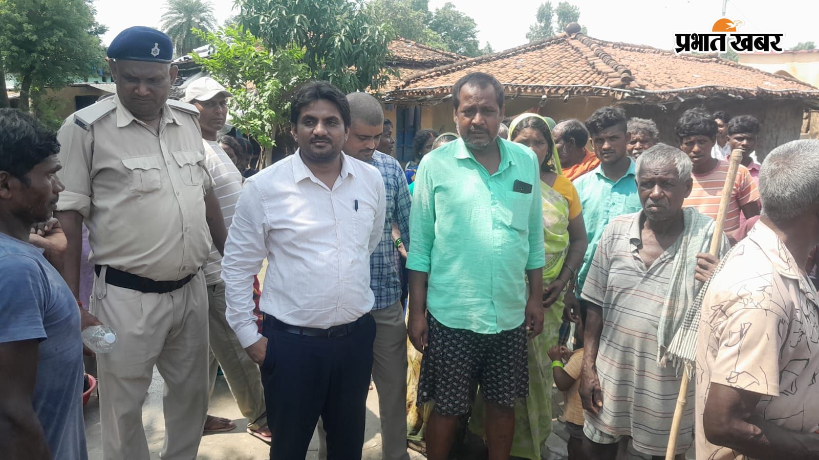 बाढ़ की स्थिति का जायजा लेते अधिकारी