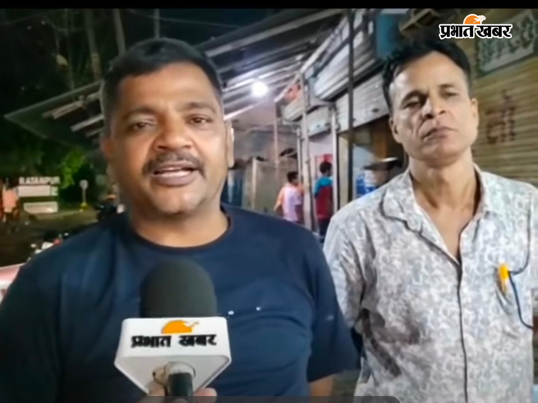 1 मृतक बीएसएफ जवान मनीष का फाइल फोटो 2 प्रभात खबर को जवान मनीष के बारे में जानकारी देते हुए परिजन | Prabhat Khabar Network