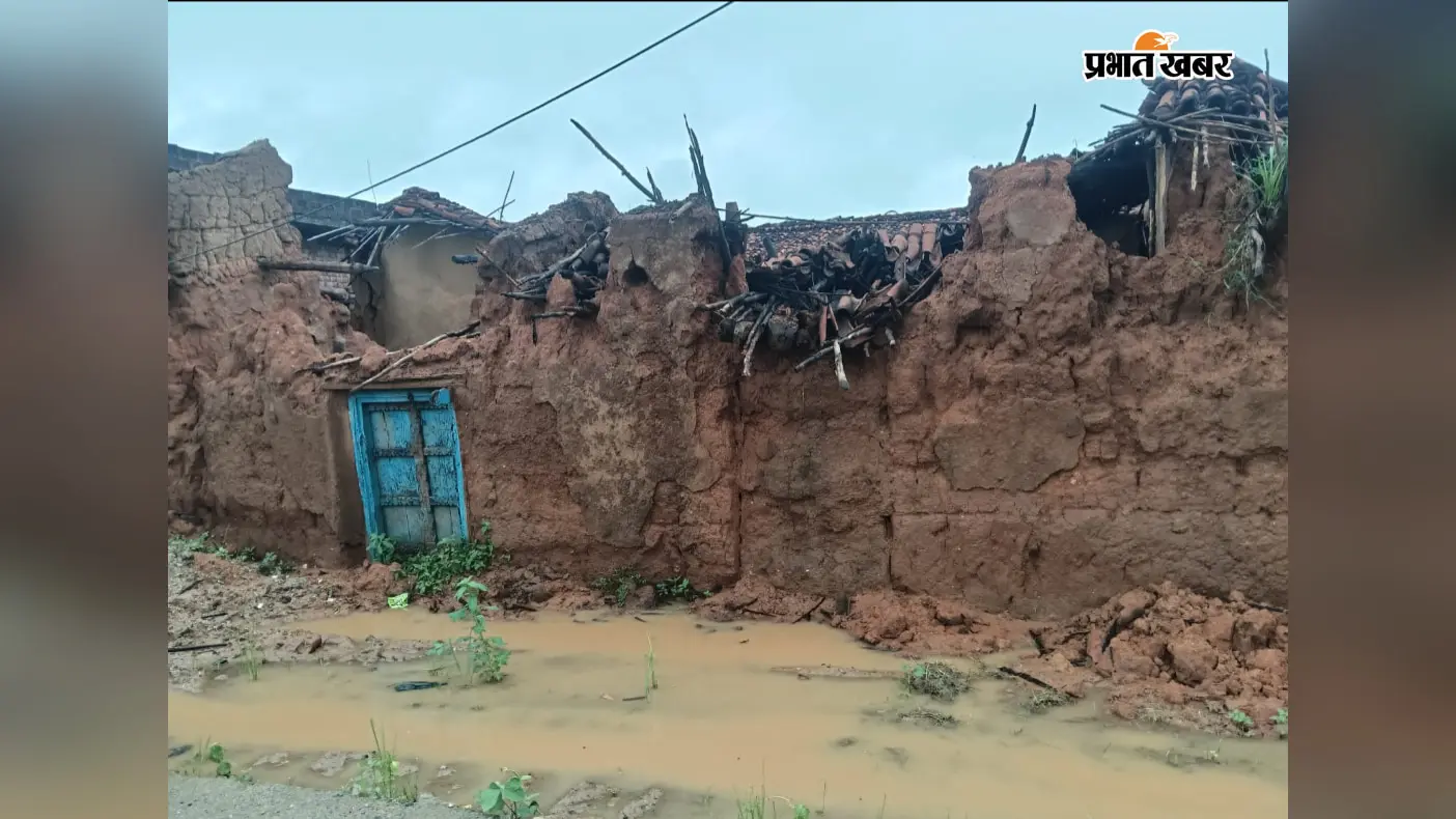 गया जी : डुमरिया में लगातार बारिश से तीन खपरैल मकान धराशायी, घरेलू सामान और अनाज बर्बाद
