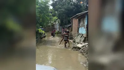जमीनी हकीकत: गंदे पानी में तैरकर स्कूल जाने को मजबूर बच्चे, जलजमाव पर सो रहा प्रशासन