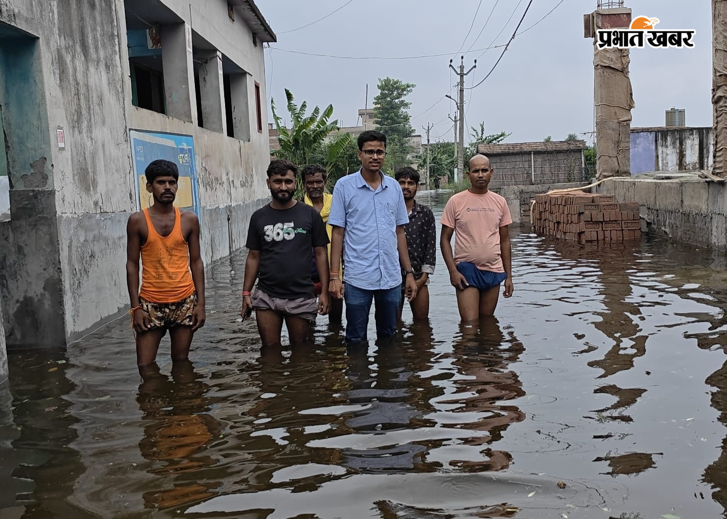 फोटो - घाट का निरीक्षण करते अधिकारी फोटो - गंगा के पानी से जलमग्न हुआ छौकियां फोटो - नप क्षेत्र के वार्ड 43 में पानी और गुजरते लोग | Prabhat Khabar Network