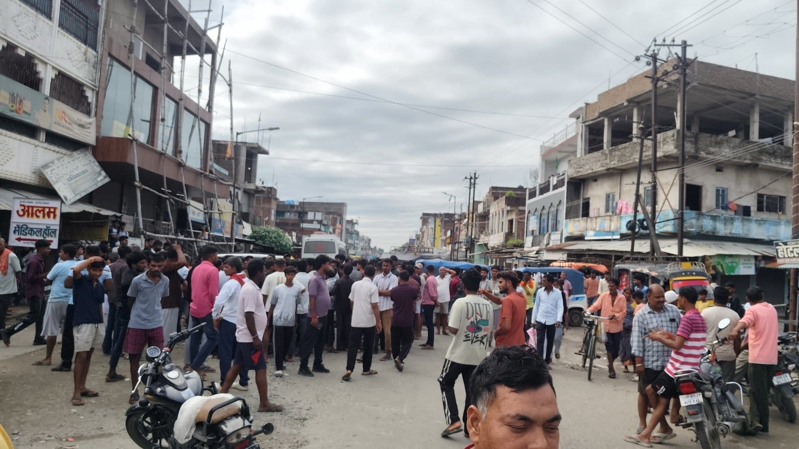 हत्या के विरोध में सड़क जाम करते लोग / Prabhat Khabar Network