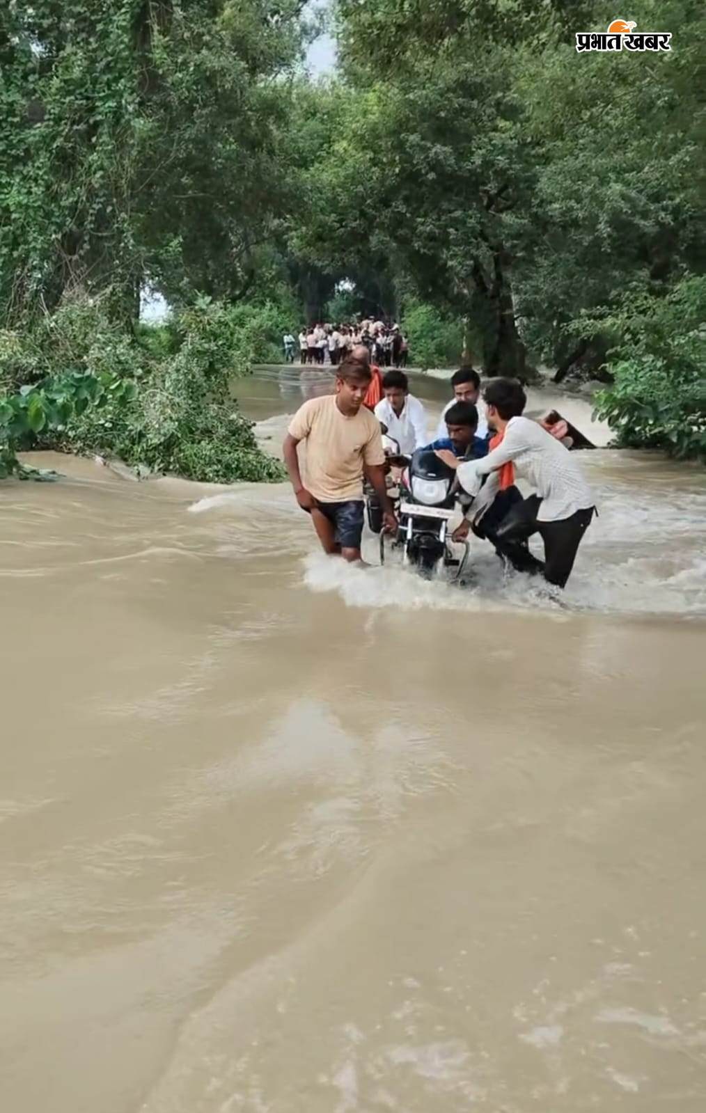 नुआंव के पास सङक पर चलता हुआ पानी,निपरान गांव के रास्ते पर भरा १०फीट पानी | Prabhat Khabar Network