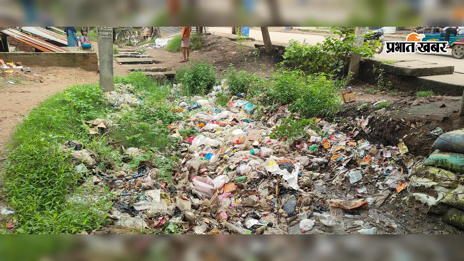 सासाराम : चेनारी के मुख्य बाजार का नाला कचरे से पटा, सड़क पर फैला गंदा पानी, सफाई व्यवस्था पर उठे सवाल