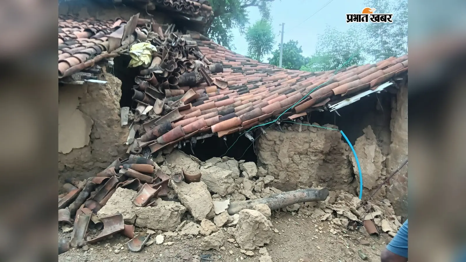 गढ़वा: लगातार बारिश से ढहा गरीब का कच्चा आशियाना, सात लोगों के सिर से उठी छत