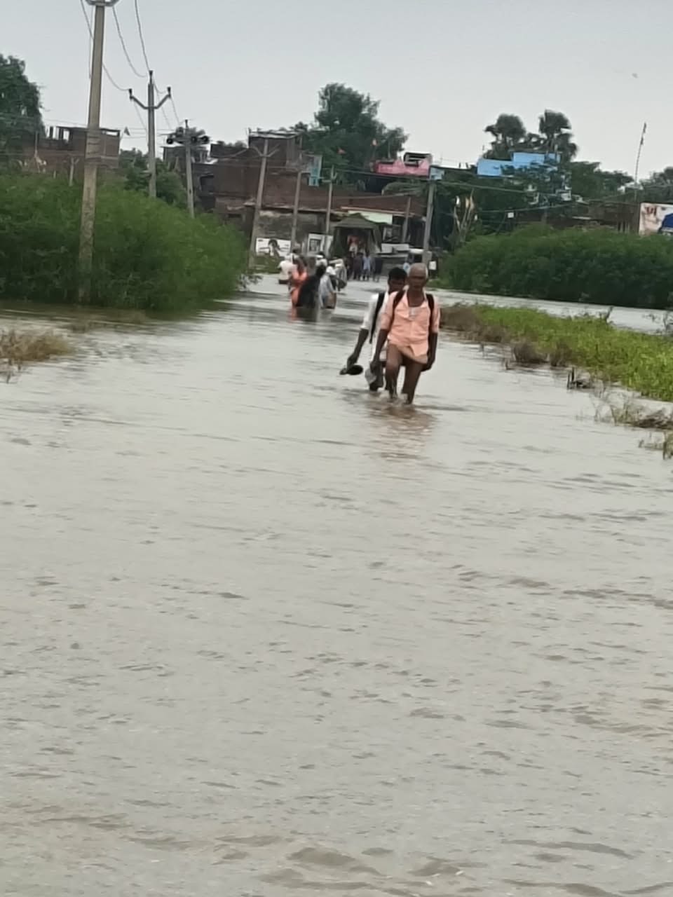 पहाड़पुर से जमींदारी घाट जाने वाली सड़क