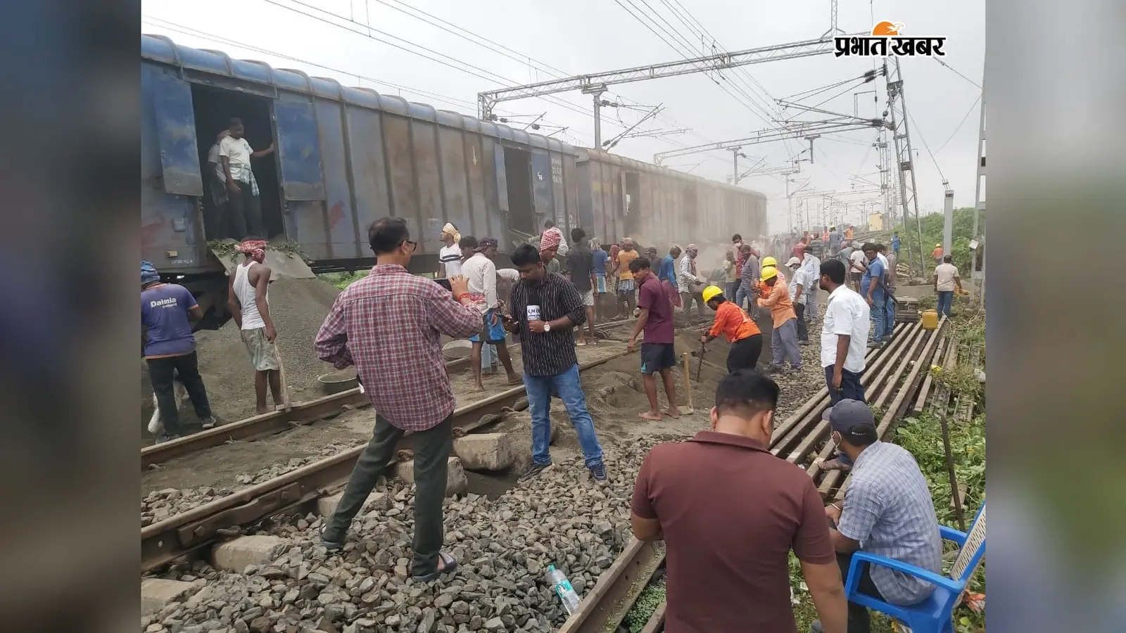 फरक्का में एक फीट धंसा रेलवे ट्रैक, कई ट्रेनें प्रभावित: स्टेशनों पर बढ़ी यात्रियों की भीड़