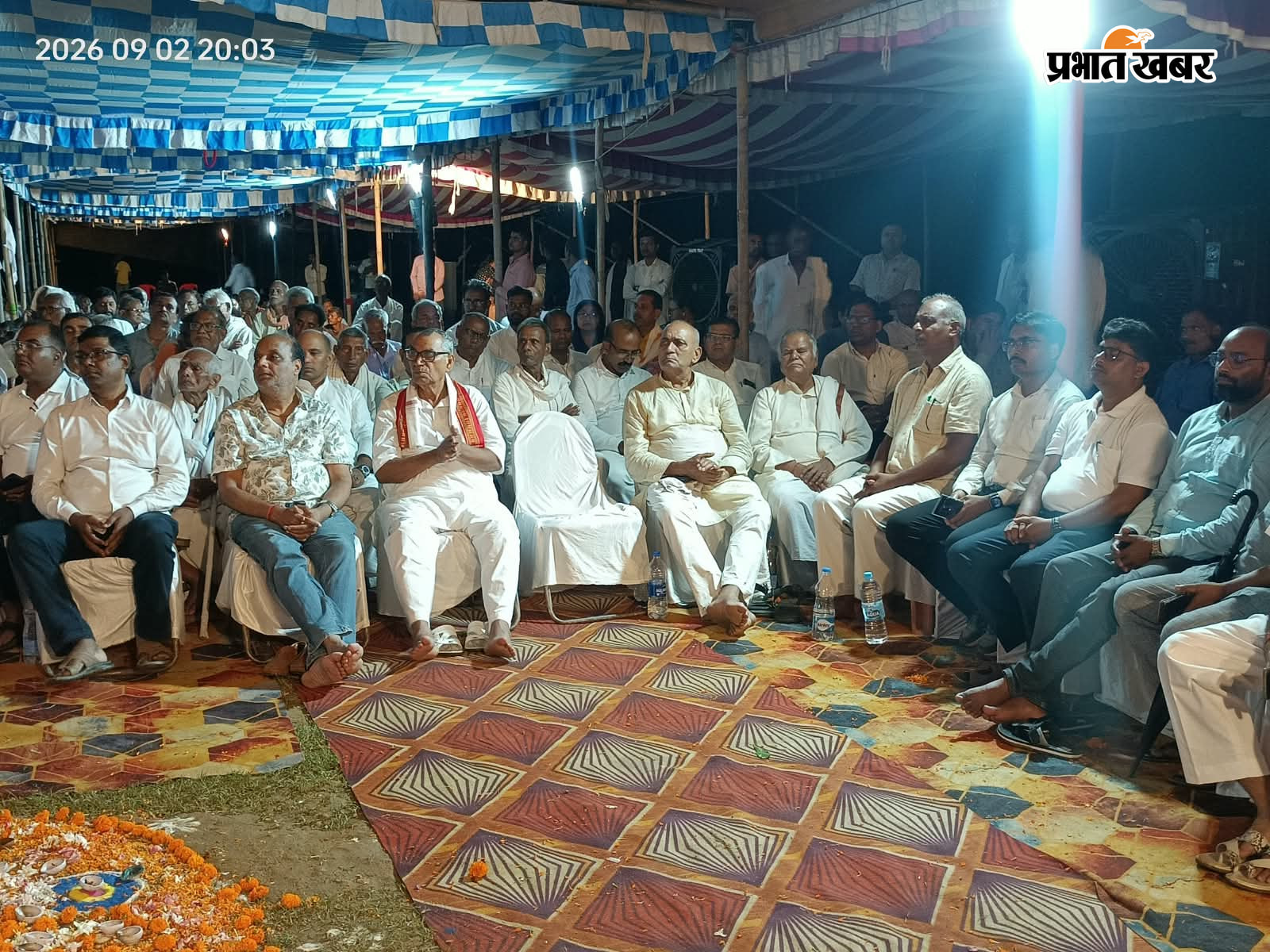 मंच पर महाराज जी बरडीहा बीडीओ को बनारस कार्यक्रम में आने का निमंत्रण देते, मंचासिन महाराज तथा उपस्थित श्रद्धालु | Prabhat Khabar Network