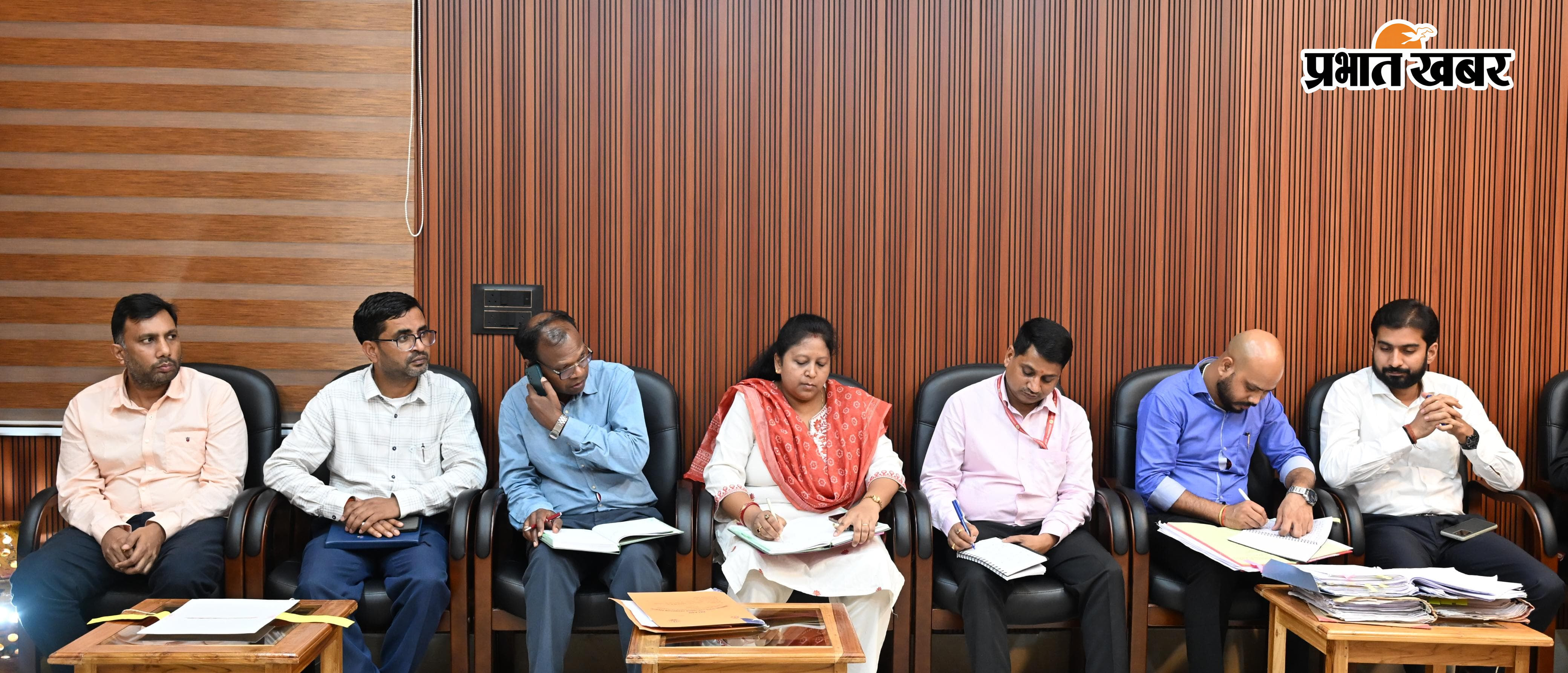 दिशा निर्देश देते डीसी अजय नाथ झा व मौजूद डीडीसी मौजूद विभागीय अधिकारी | Prabhat Khabar Network