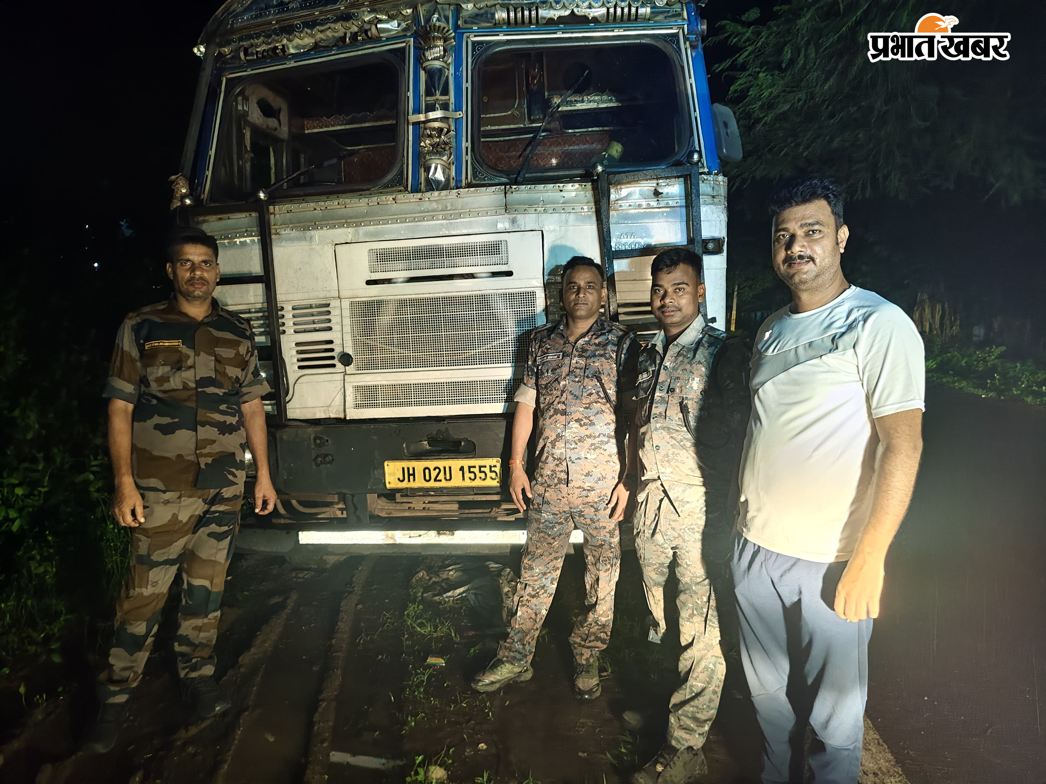 पदमा 02 फोटो 01 पकड़े गए आरोपी की जानकारी देते पुलिस अधिकारी 02 पकड़ा गया ट्रक | Prabhat Khabar Network