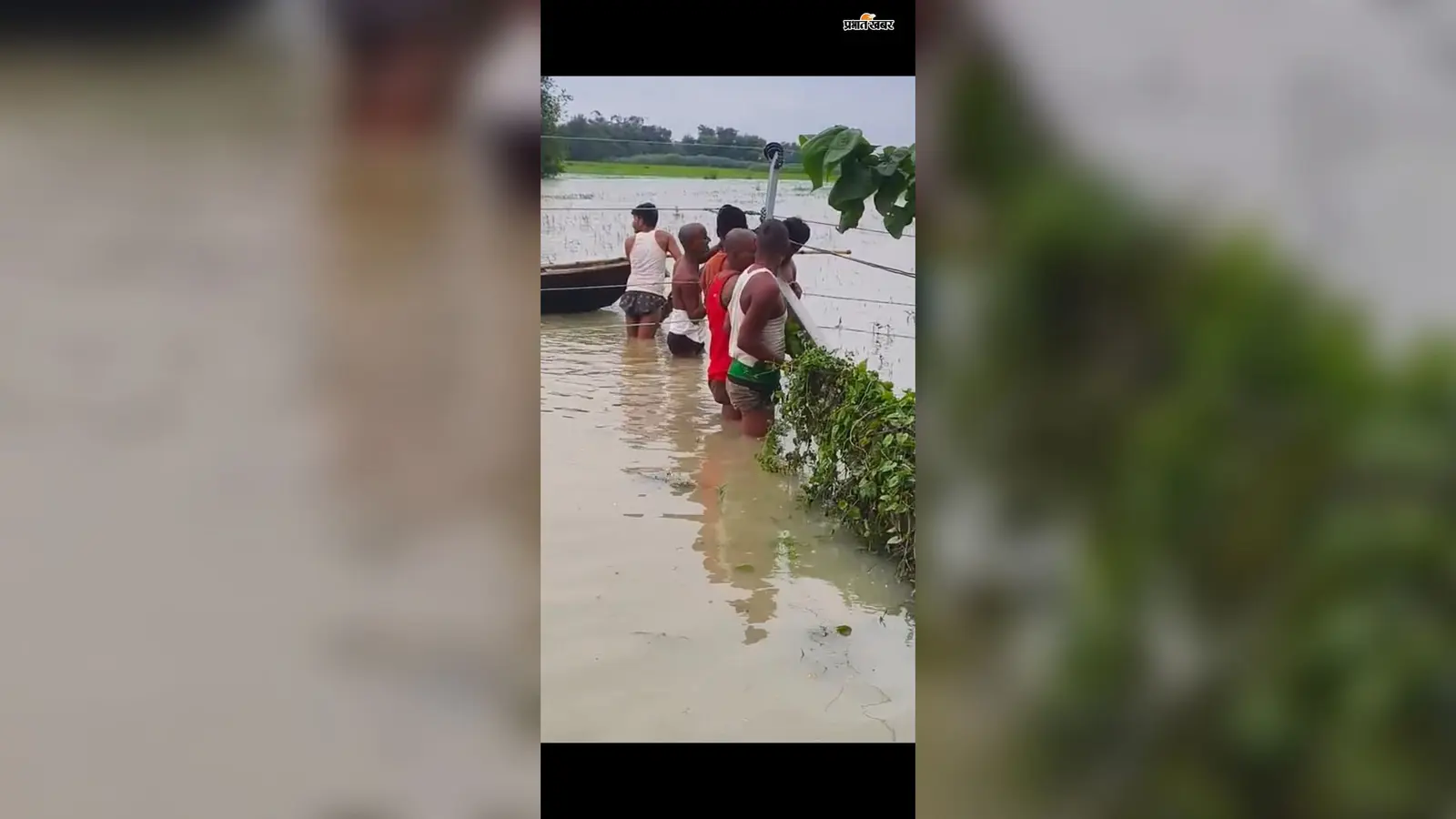 बाढ़ के पानी में गिरे 11 केवी के दो पोल, सहरसा में बिजली आपूर्ति बहाल