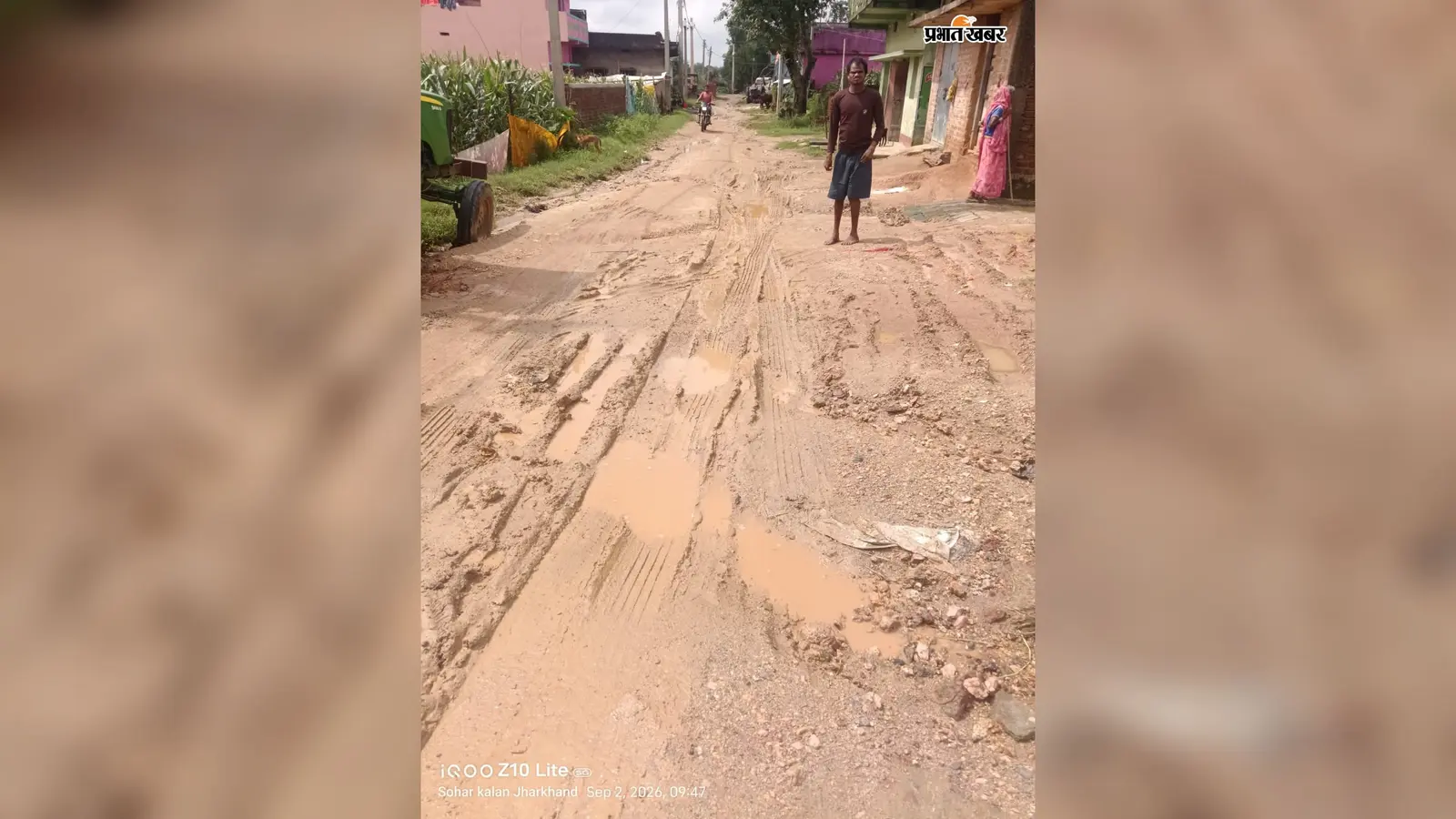 सिमरिया में सड़क की बदहाली से पैदल चलना भी मुश्किल, गड्ढों-कीचड़ से परेशान ग्रामीणों ने की निर्माण की मांग