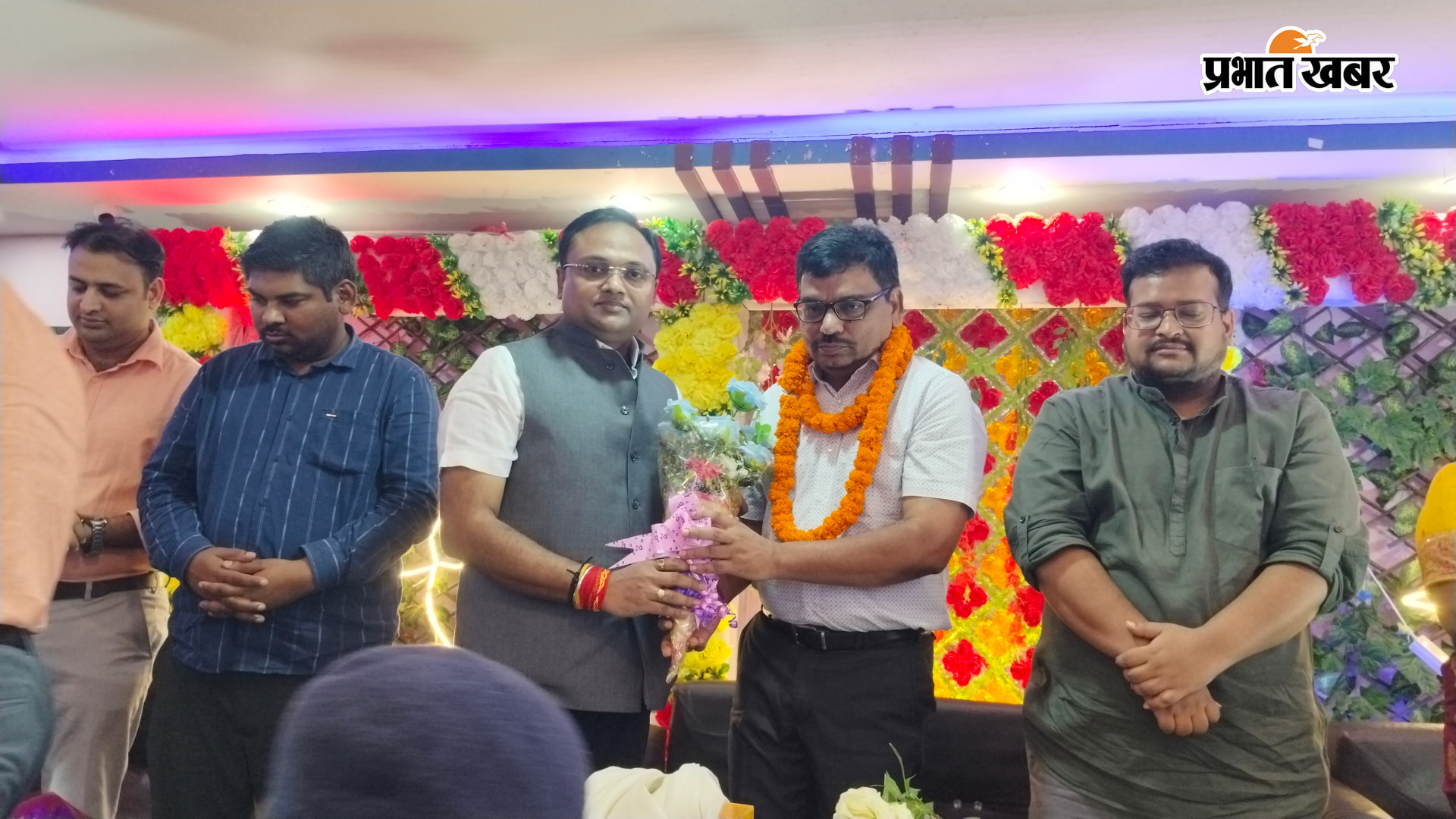 कार्यक्रम को संबोधित करते एसडीओ अमित राजन,सम्मानित करते दाउदनगर थानाध्यक्ष विकास कुमार | Prabhat Khabar Network