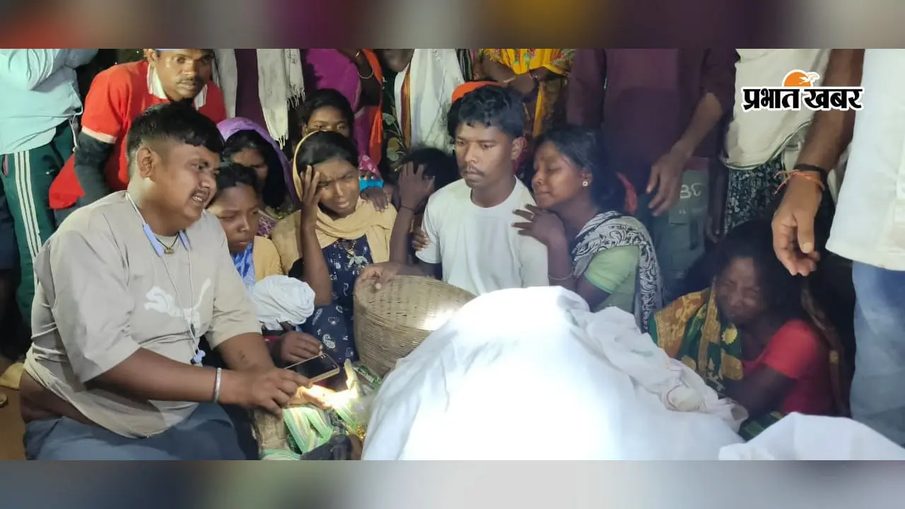 पिता की अर्थी रुकी थी बेटे के इंतजार में, पेरोल पर घर पहुंचा जेल में बंद इकलौता बेटा; दी अंतिम विदाई