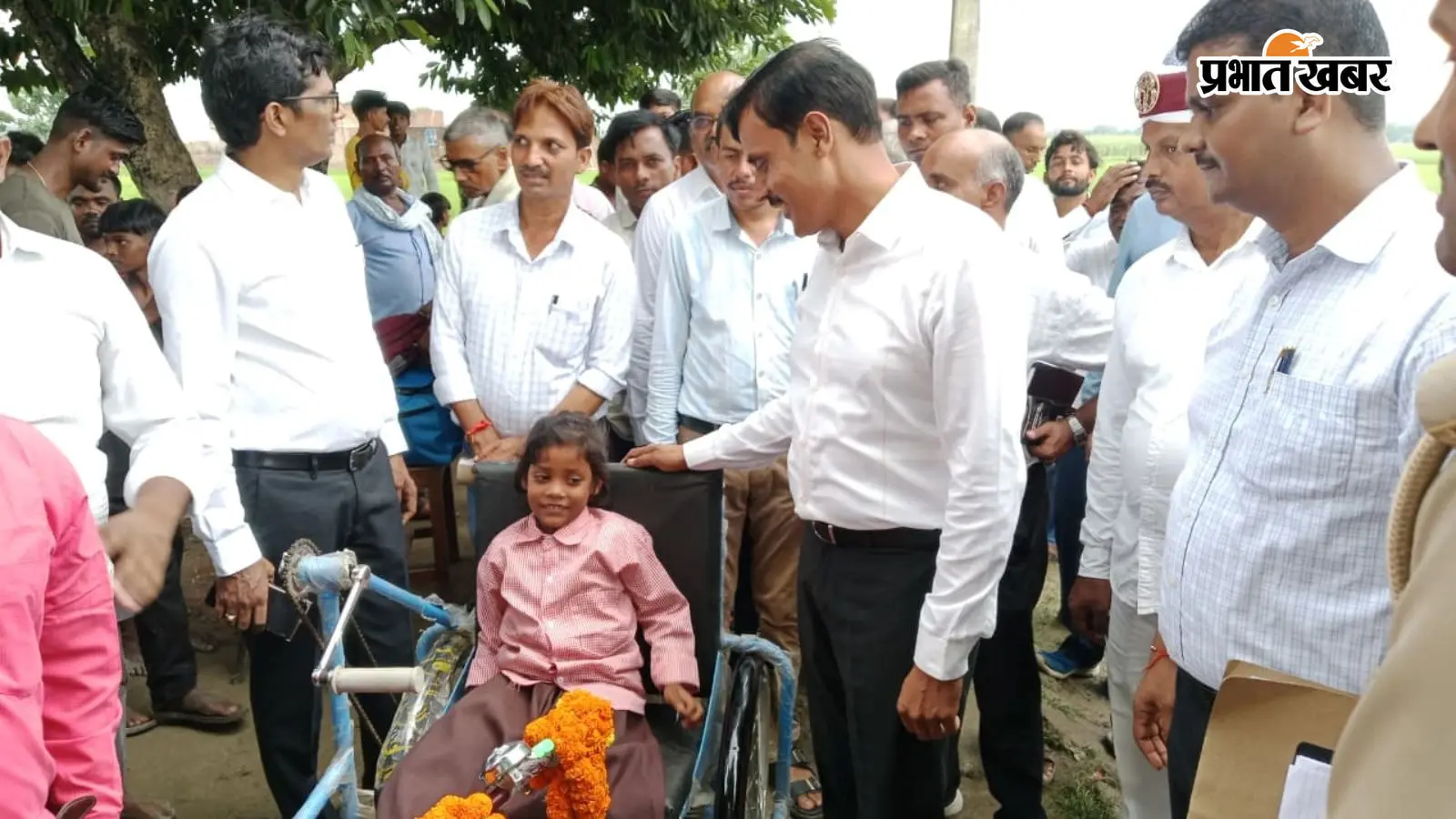 UP News: एक पैर पर कूदकर स्कूल जाती रागिनी ने कहा- ‘अब डॉक्टर बनना है’, डीएम ने कहा- पढ़ाई का पूरा खर्च उठाएगा प्रशासन