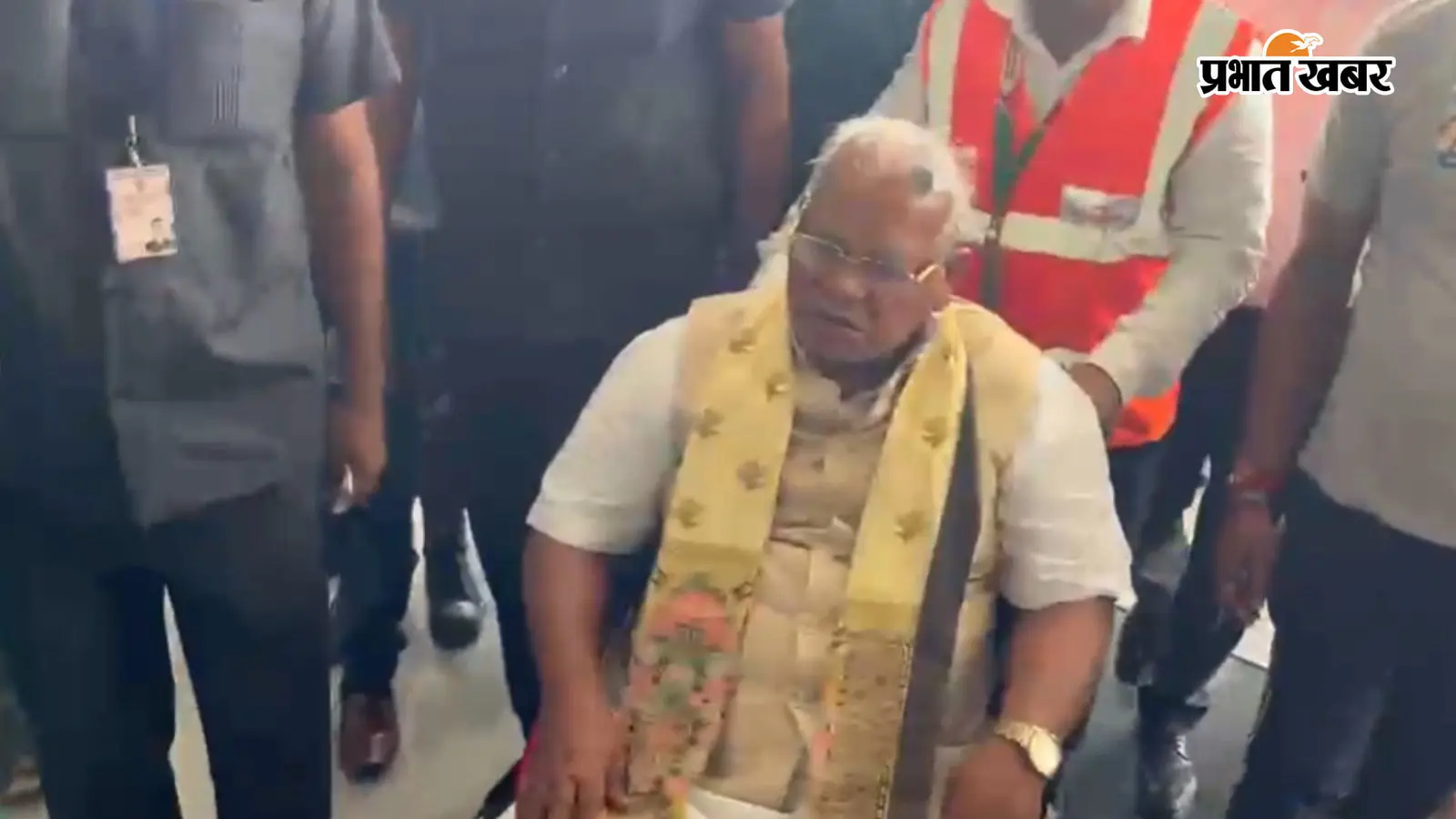 व्हीलचेयर पर पटना एयरपोर्ट पहुंचे जीतन राम मांझी, पत्नी-बेटे के साथ दिल्ली रवाना, जानिए पूरा मामला