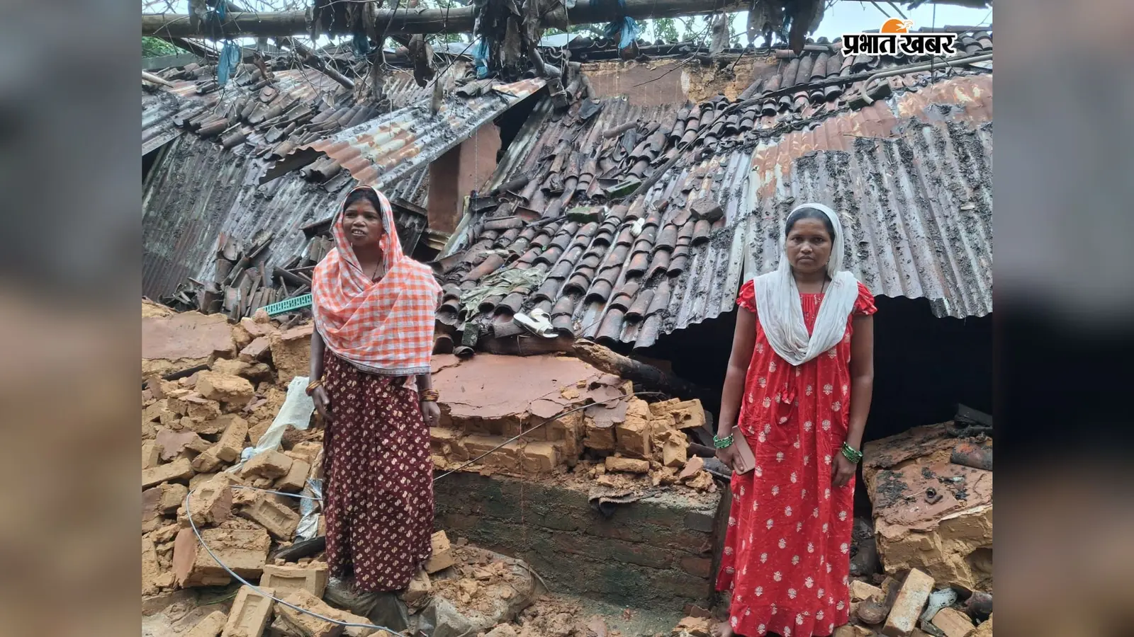 सिमडेगा में बारिश से दो कच्चे घर ध्वस्त; प्रभावित परिवारों का सहारा बना स्कूल