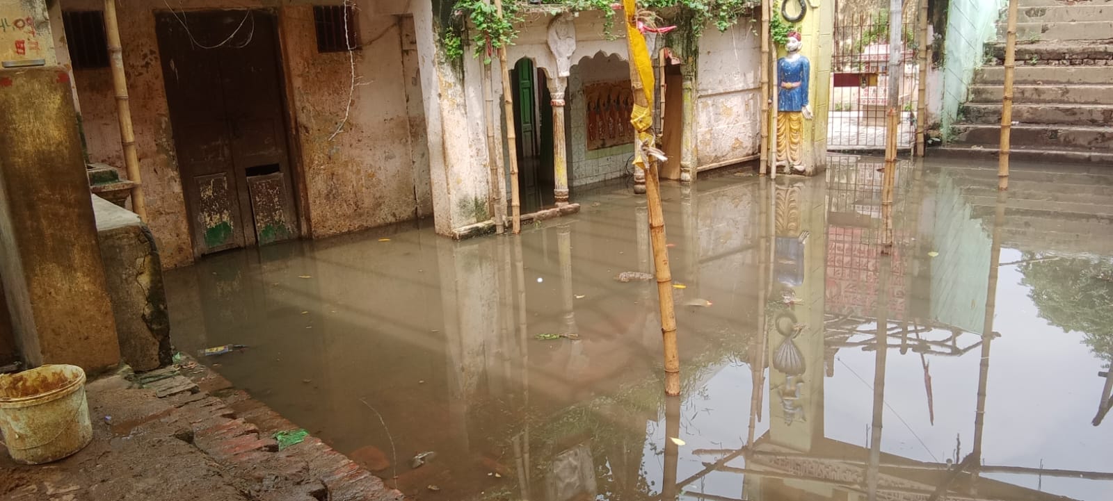 मंदिर में घुसा पानी