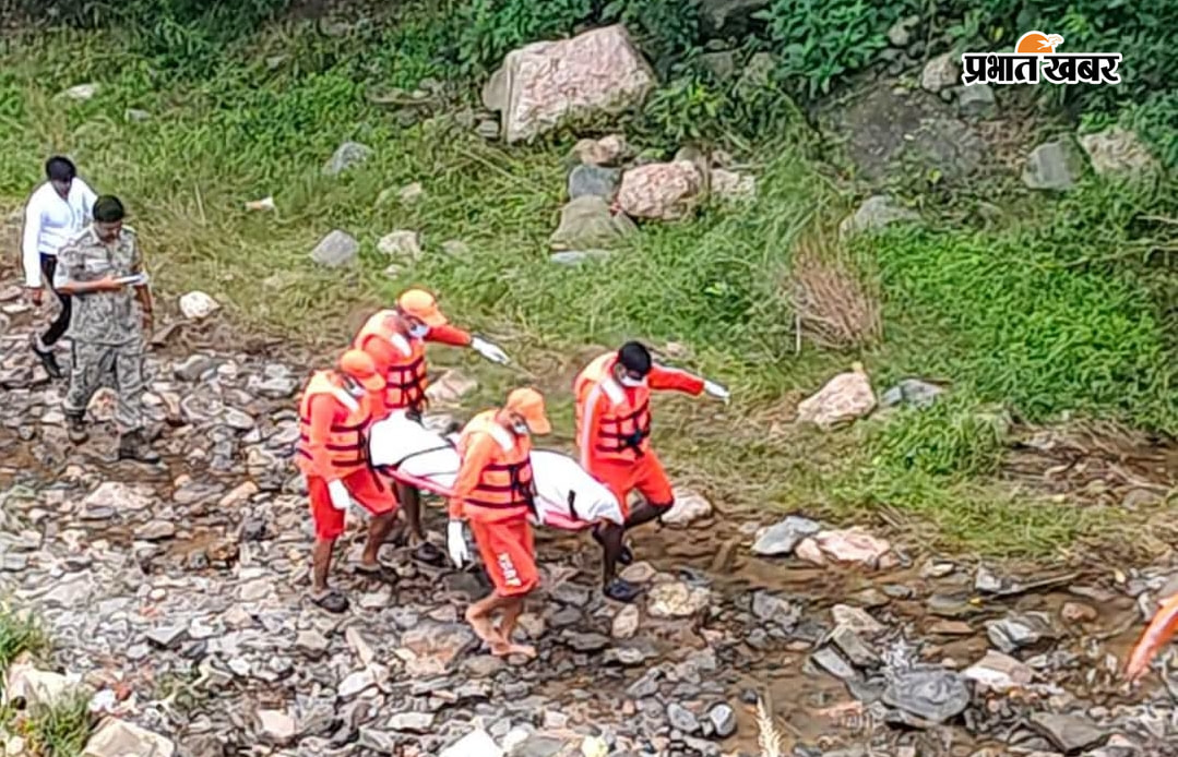 फोटो 3 इचाक 1_ मृतक टिंकू मेहता का फाइल फोटो फोटो 3 इचाक 2_शव को ढोकर बाहर ले जाते एन डी आर एफ टीम के सदस्य फोटो 3 इचाक 3 _शव को देखते ग्रामीण महिला पुरुष | प्रभात खबर नेटवर्क