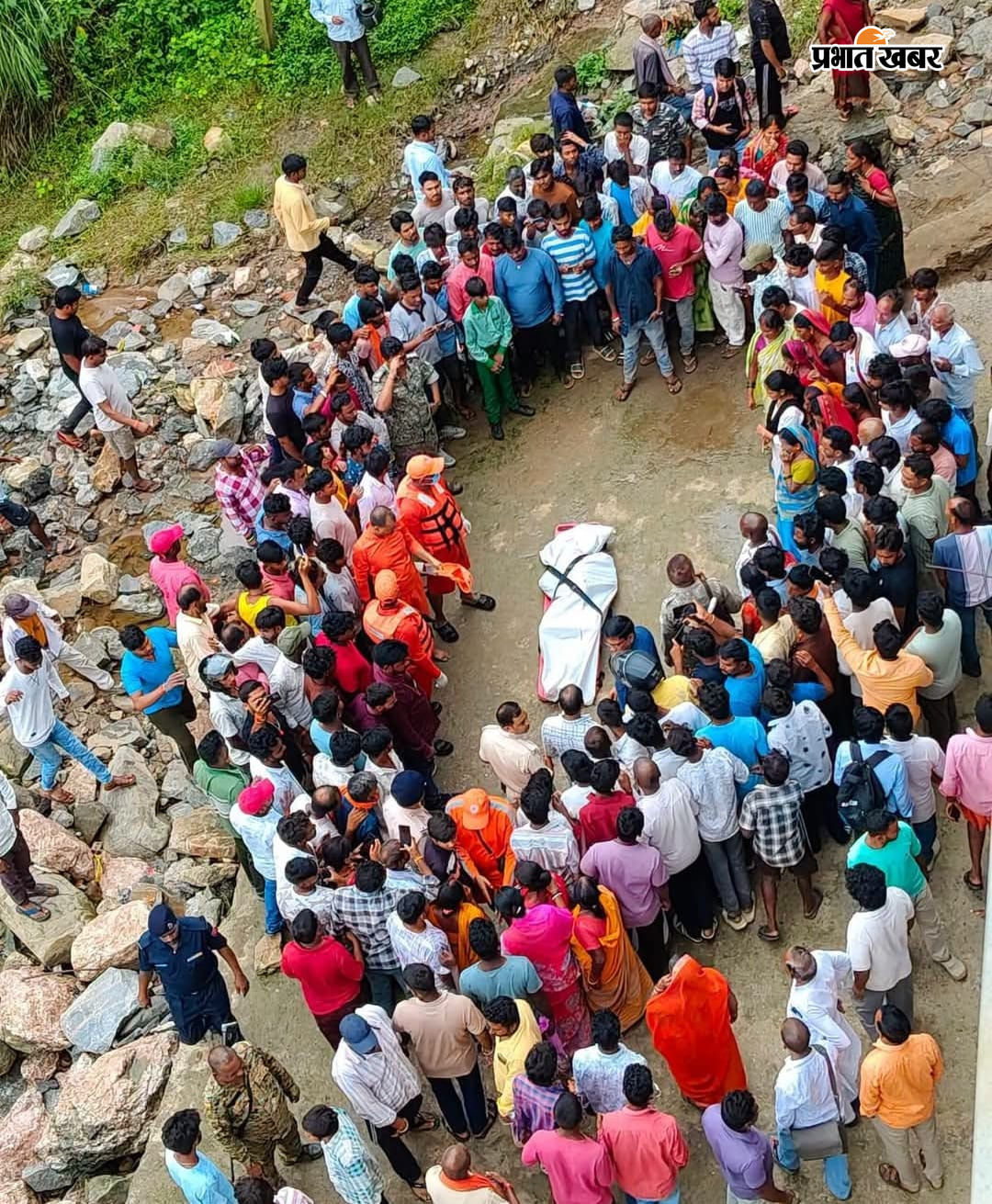 फोटो 3 इचाक 1_ मृतक टिंकू मेहता का फाइल फोटो फोटो 3 इचाक 2_शव को ढोकर बाहर ले जाते एन डी आर एफ टीम के सदस्य फोटो 3 इचाक 3 _शव को देखते ग्रामीण महिला पुरुष | प्रभात खबर नेटवर्क