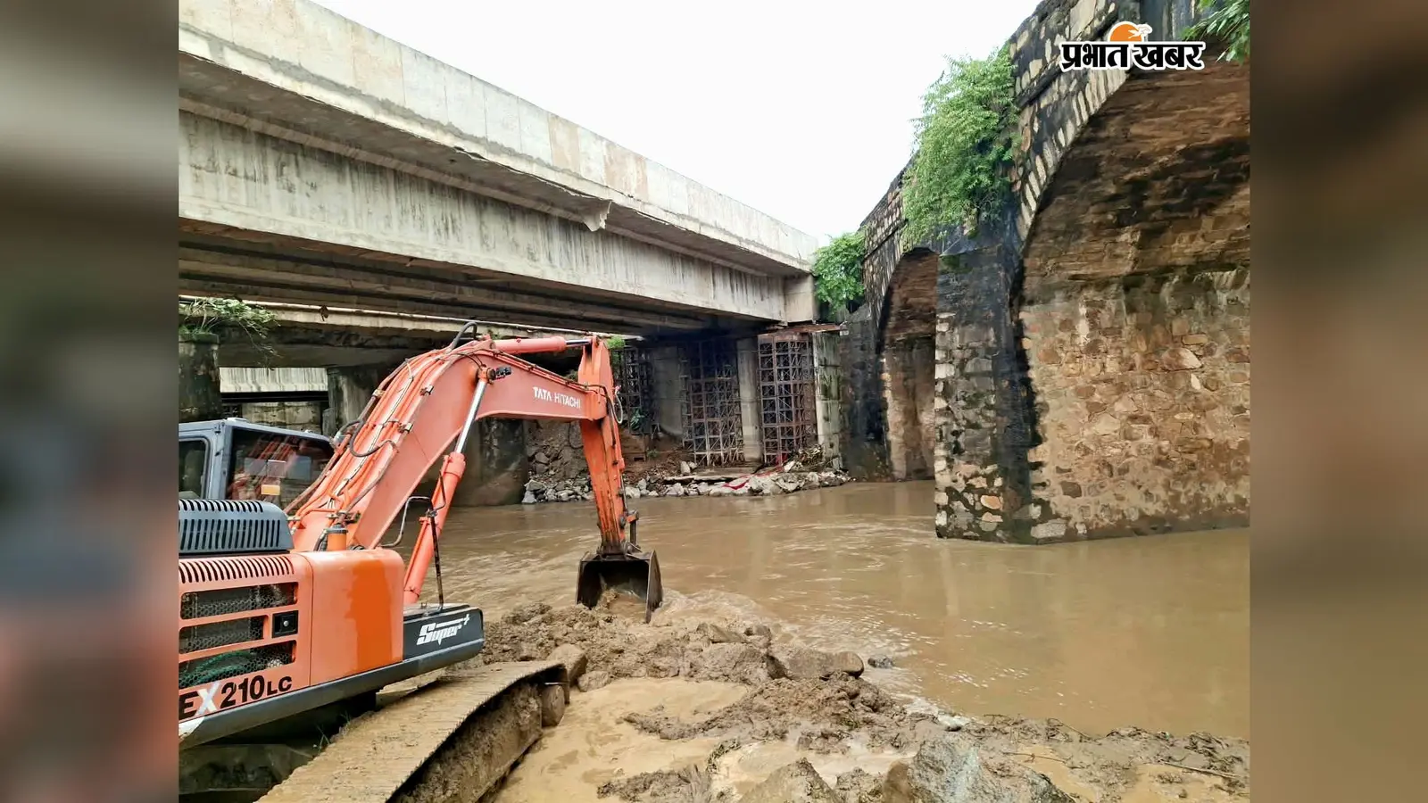 धार्मिक आस्था का केंद्र पतालसुर धाम पर मंडरा रहा खतरा टला, नदी से हटाया गया सड़क निर्माण का मलबा